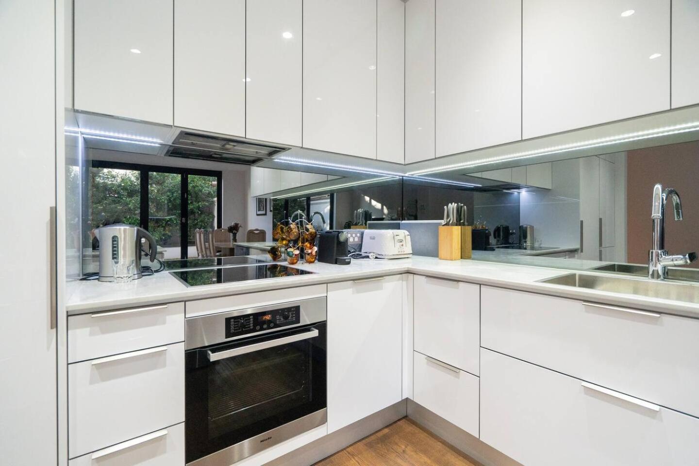 Sophisticated art deco in the heart of Toorak
