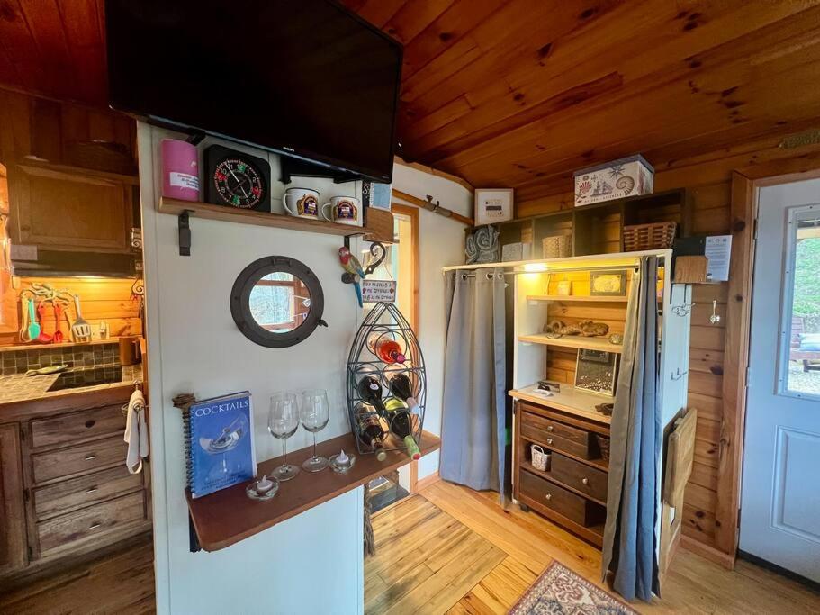 Private Mtn Love Shack w/ fast wifi, BBQ & view view 4