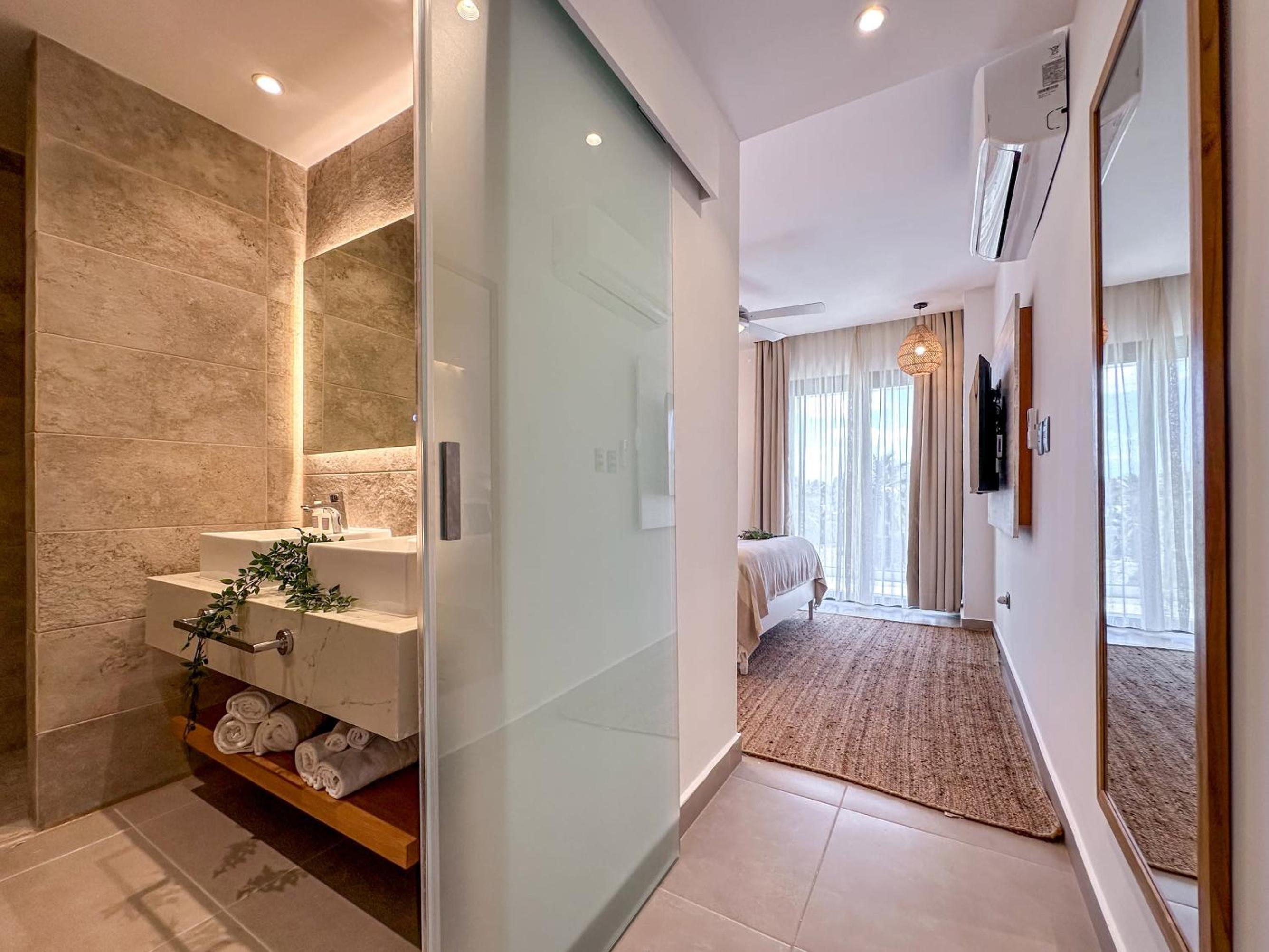 Fantastic new Penthouse w Rooftop Picuzzi