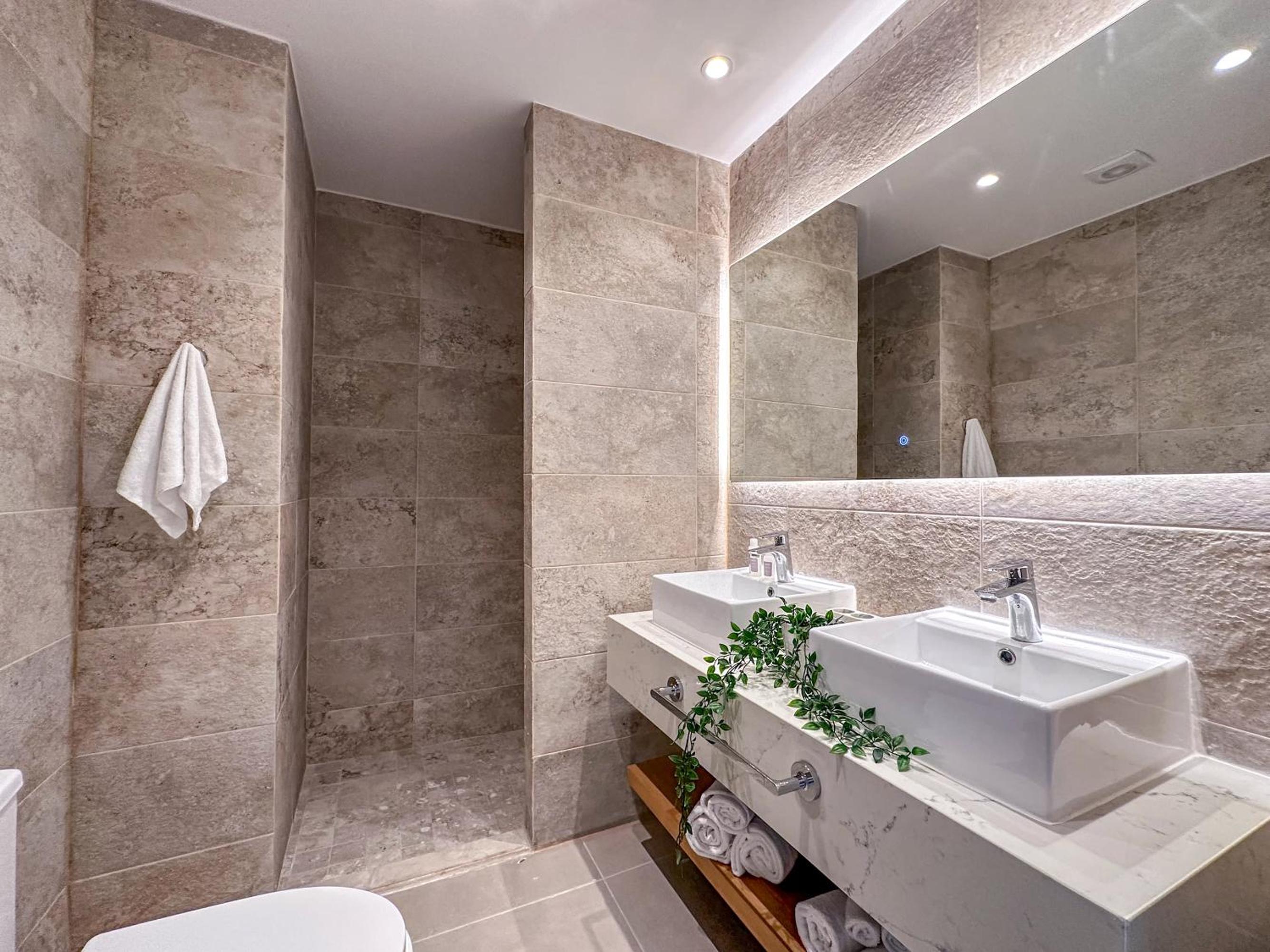 Fantastic new Penthouse w Rooftop Picuzzi