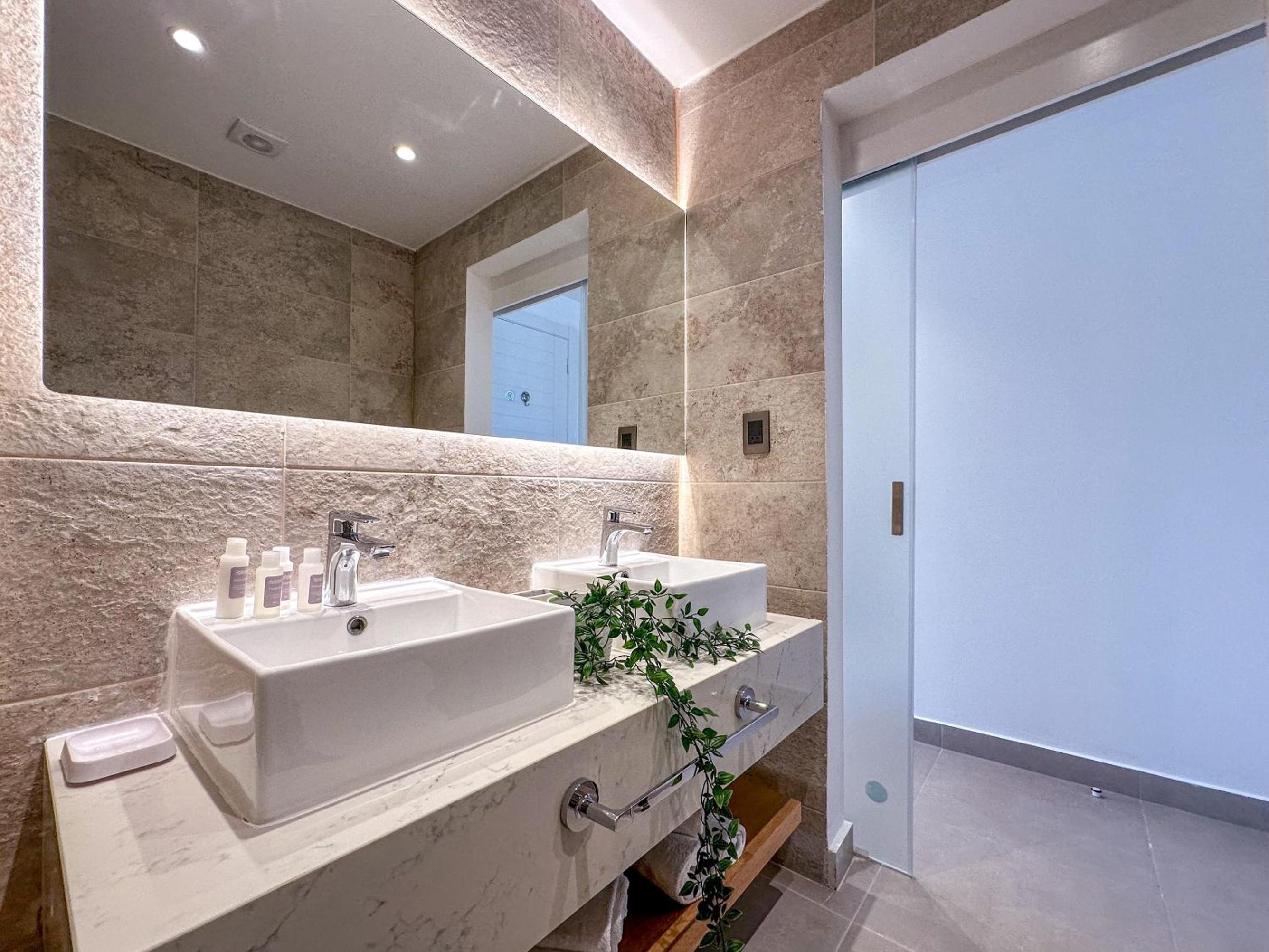 Fantastic new Penthouse w Rooftop Picuzzi