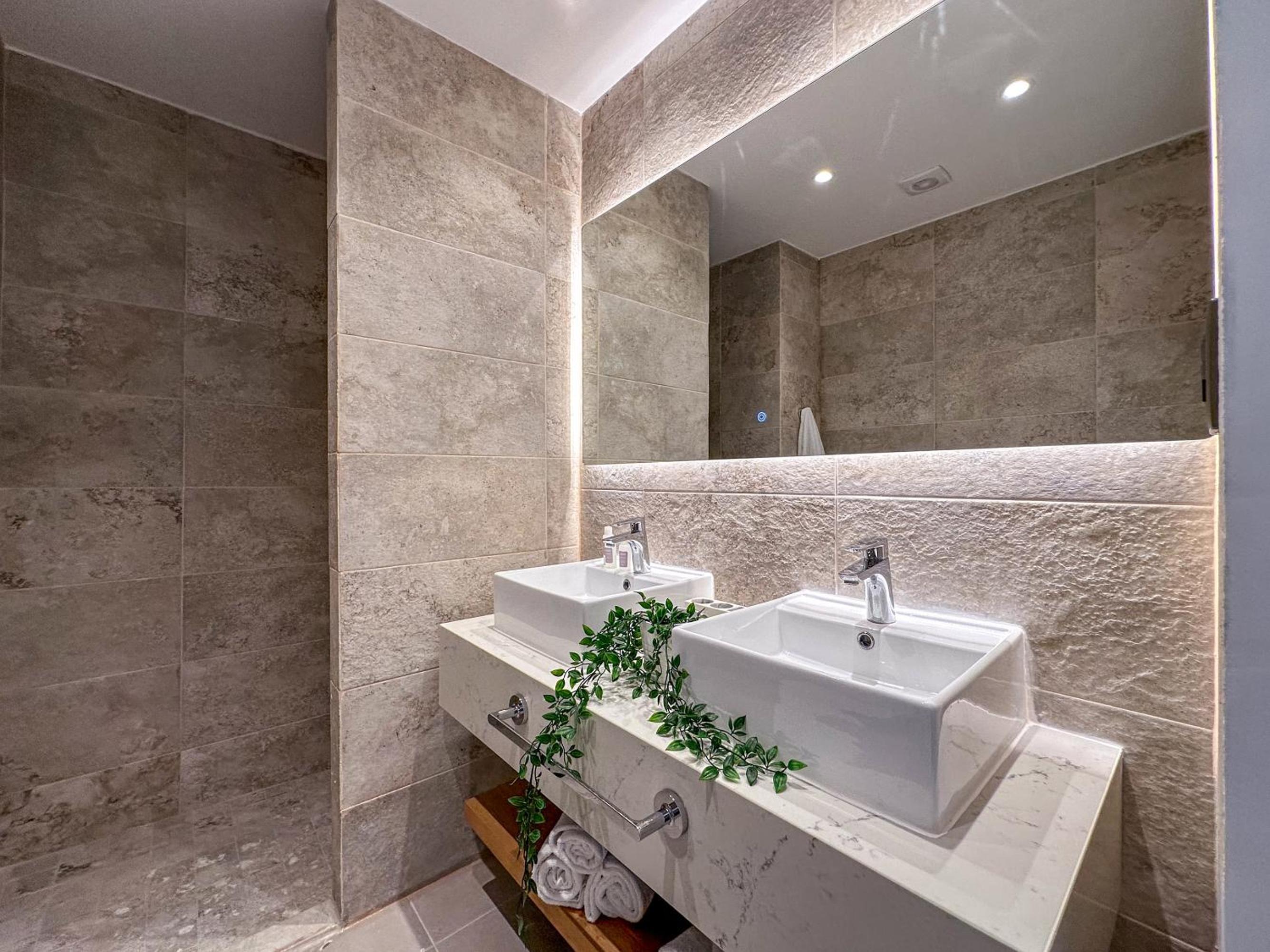 Fantastic new Penthouse w Rooftop Picuzzi
