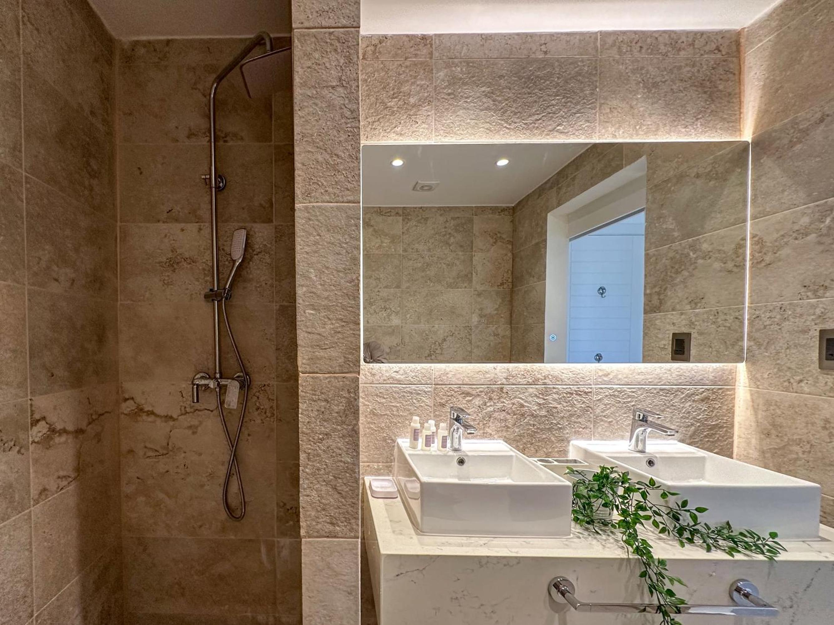 Fantastic new Penthouse w Rooftop Picuzzi