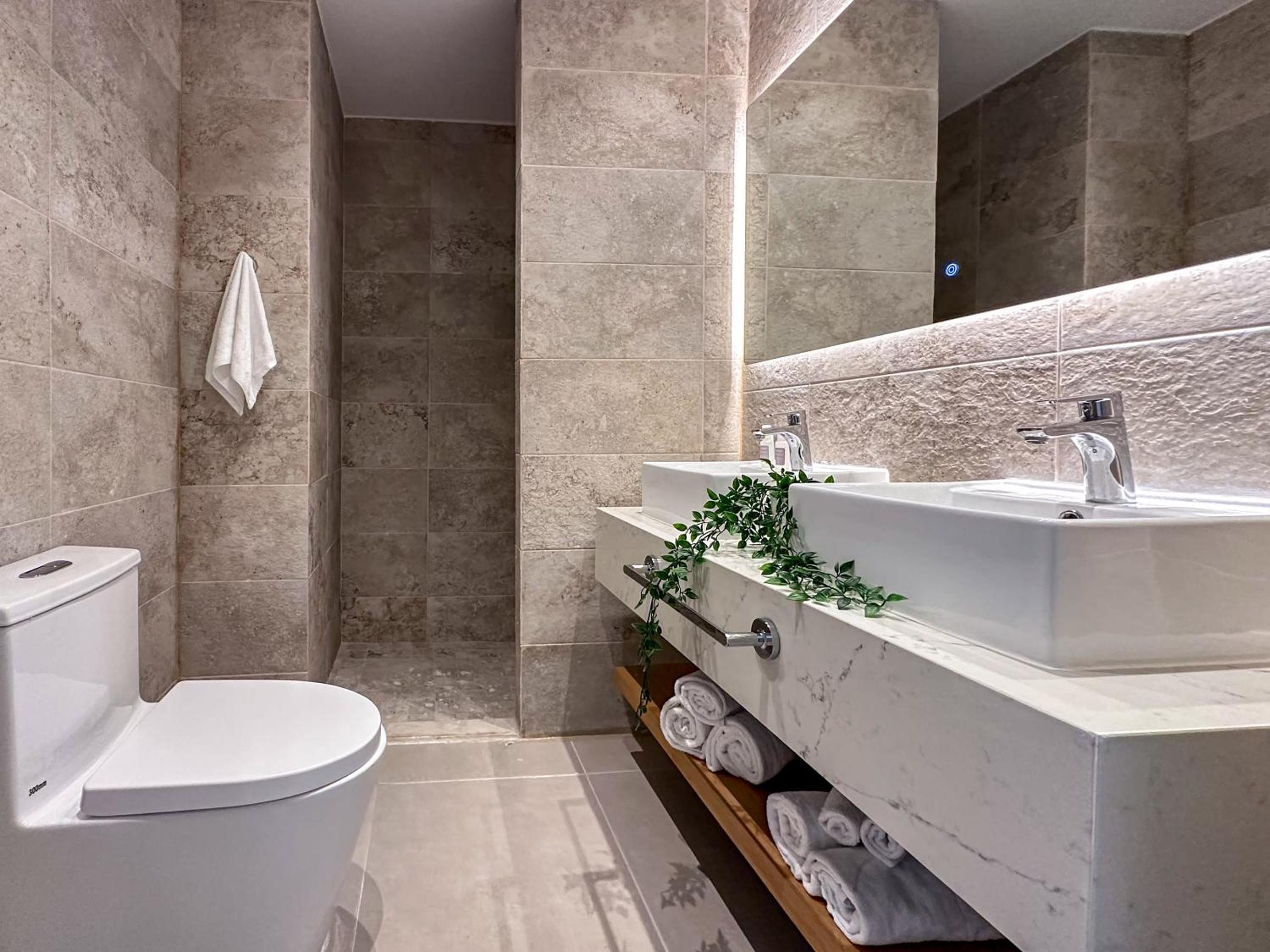 Fantastic new Penthouse w Rooftop Picuzzi