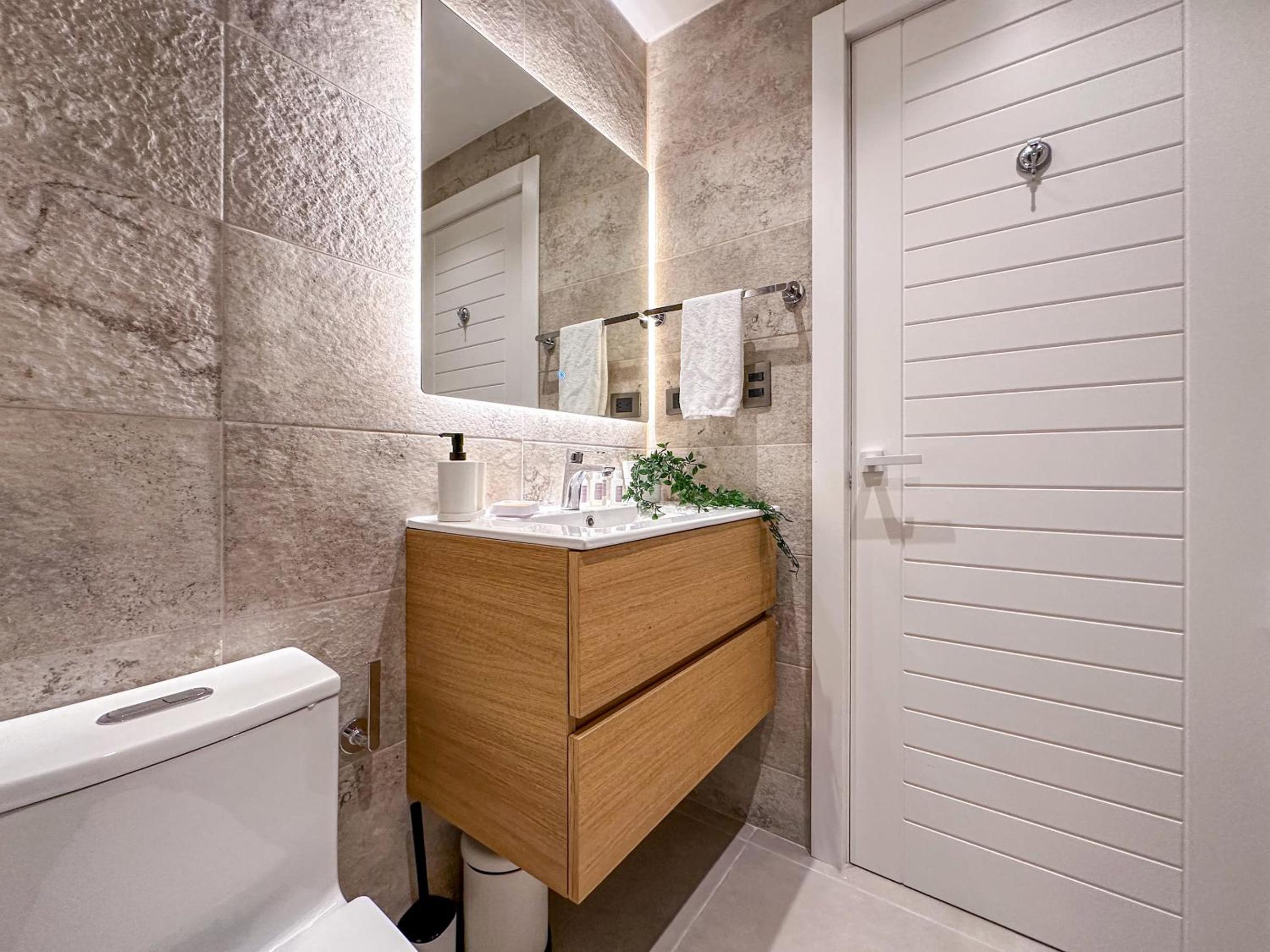 Fantastic new Penthouse w Rooftop Picuzzi