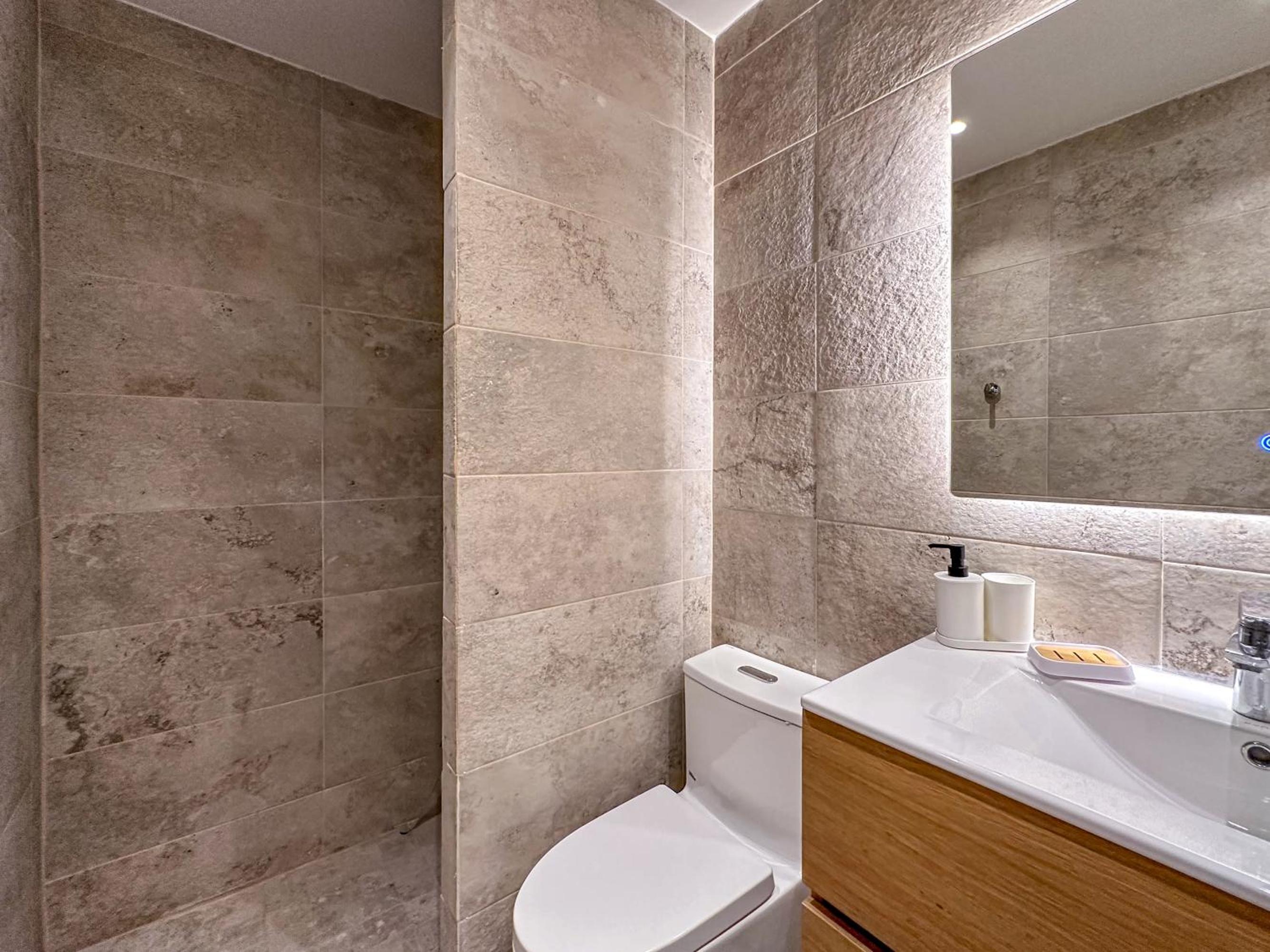 Fantastic new Penthouse w Rooftop Picuzzi