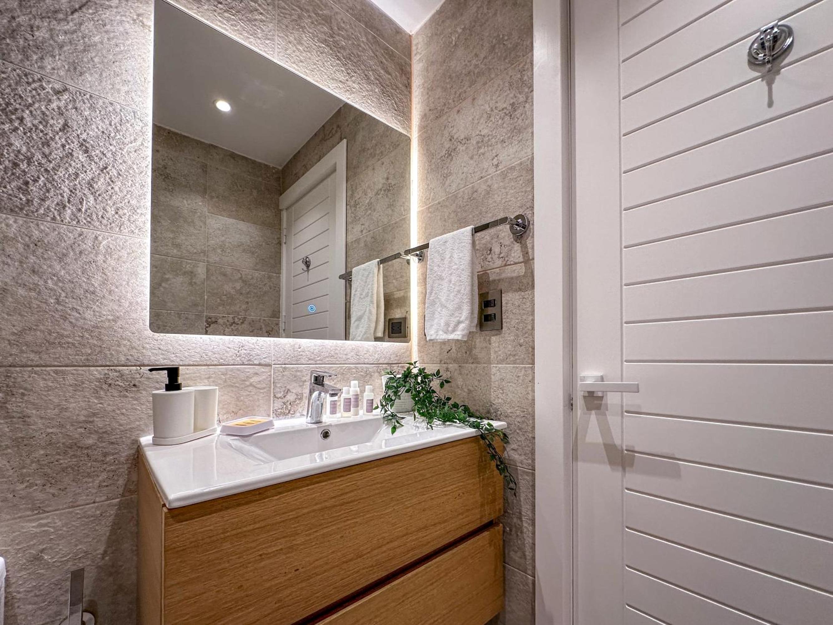 Fantastic new Penthouse w Rooftop Picuzzi