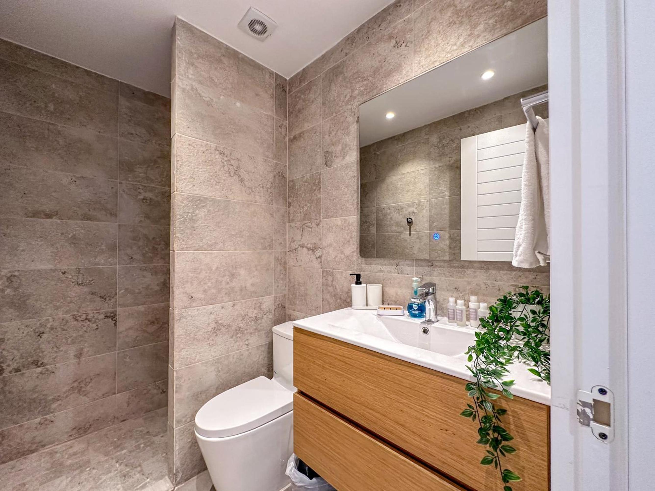 Fantastic new Penthouse w Rooftop Picuzzi