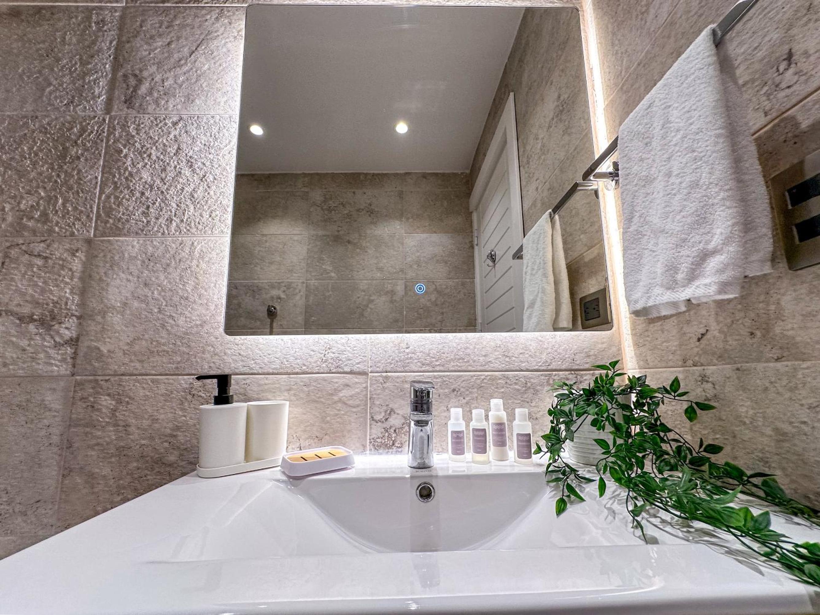Fantastic new Penthouse w Rooftop Picuzzi