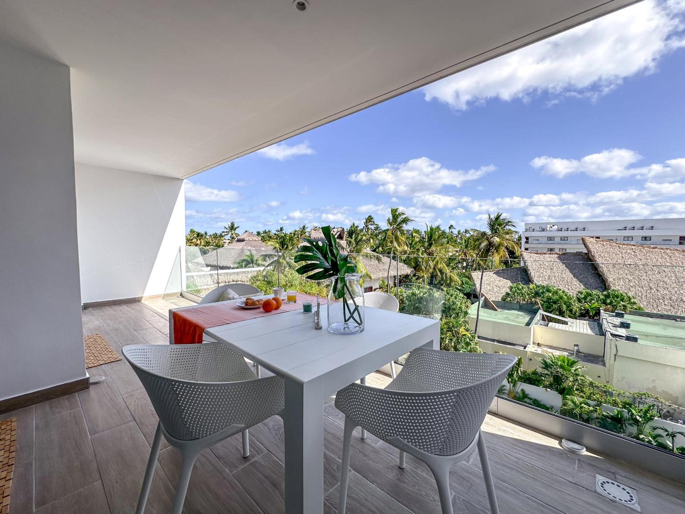 Fantastic new Penthouse w Rooftop Picuzzi