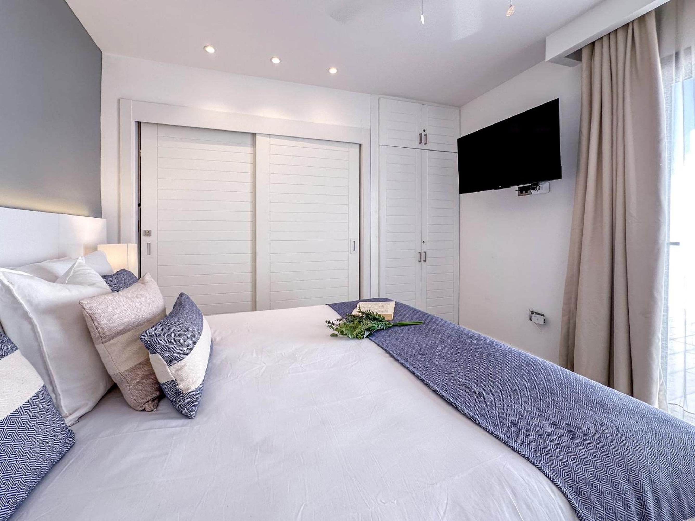 Fantastic new Penthouse w Rooftop Picuzzi