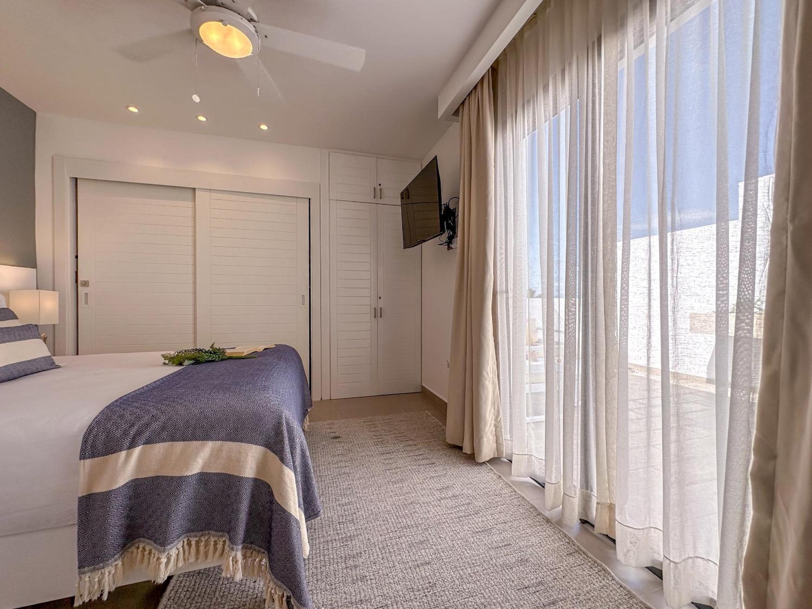 Fantastic new Penthouse w Rooftop Picuzzi