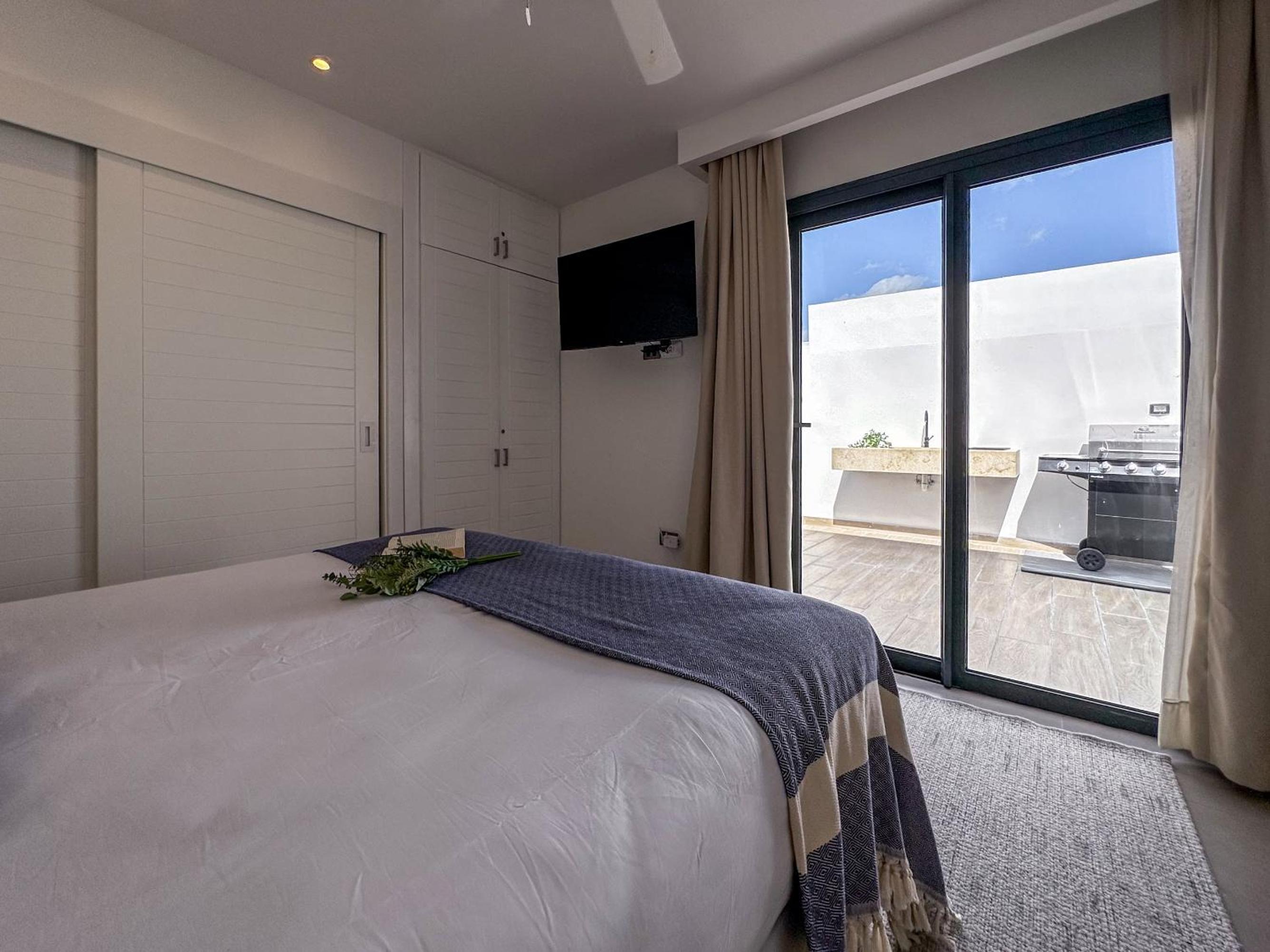 Fantastic new Penthouse w Rooftop Picuzzi