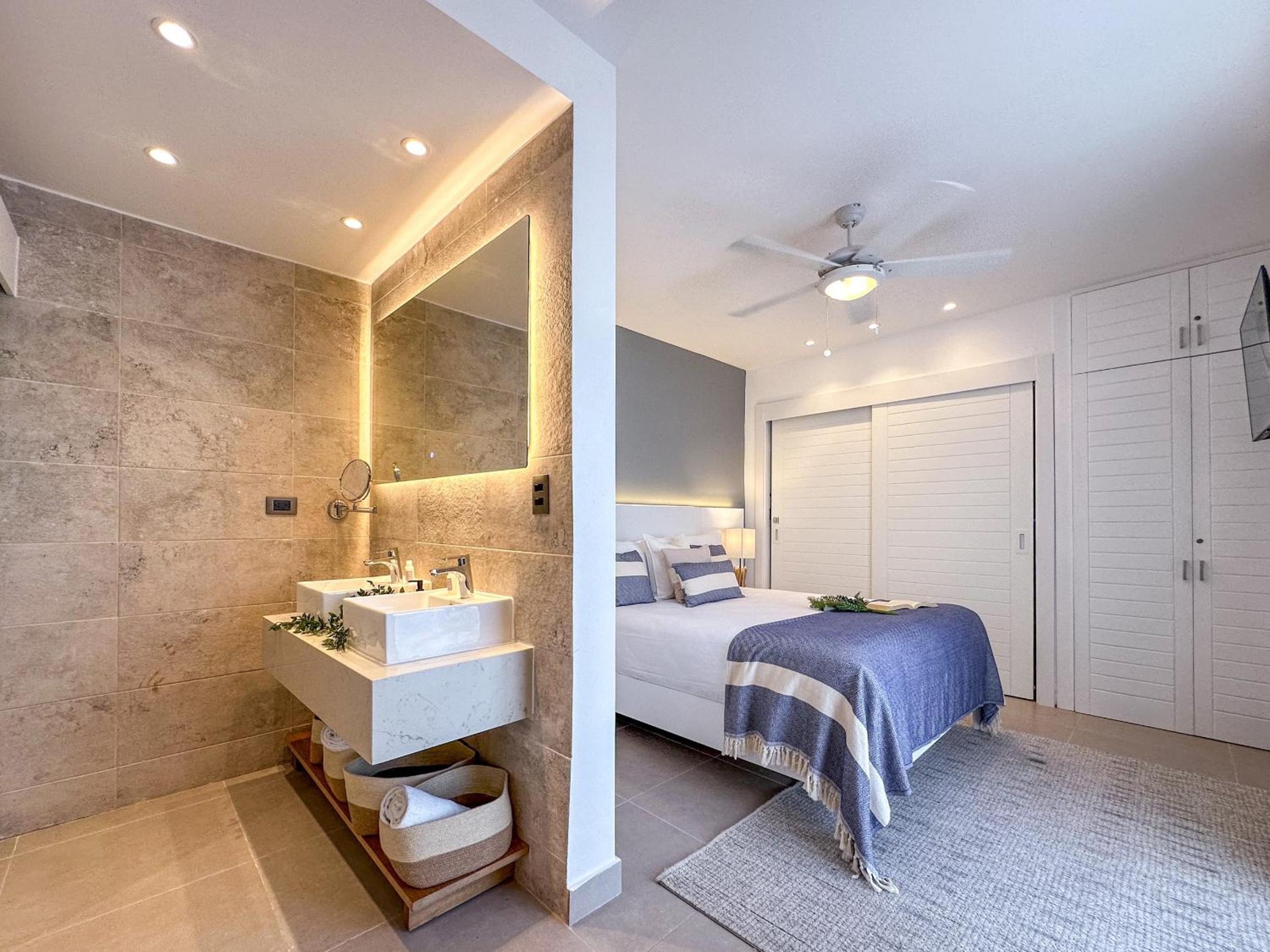 Fantastic new Penthouse w Rooftop Picuzzi
