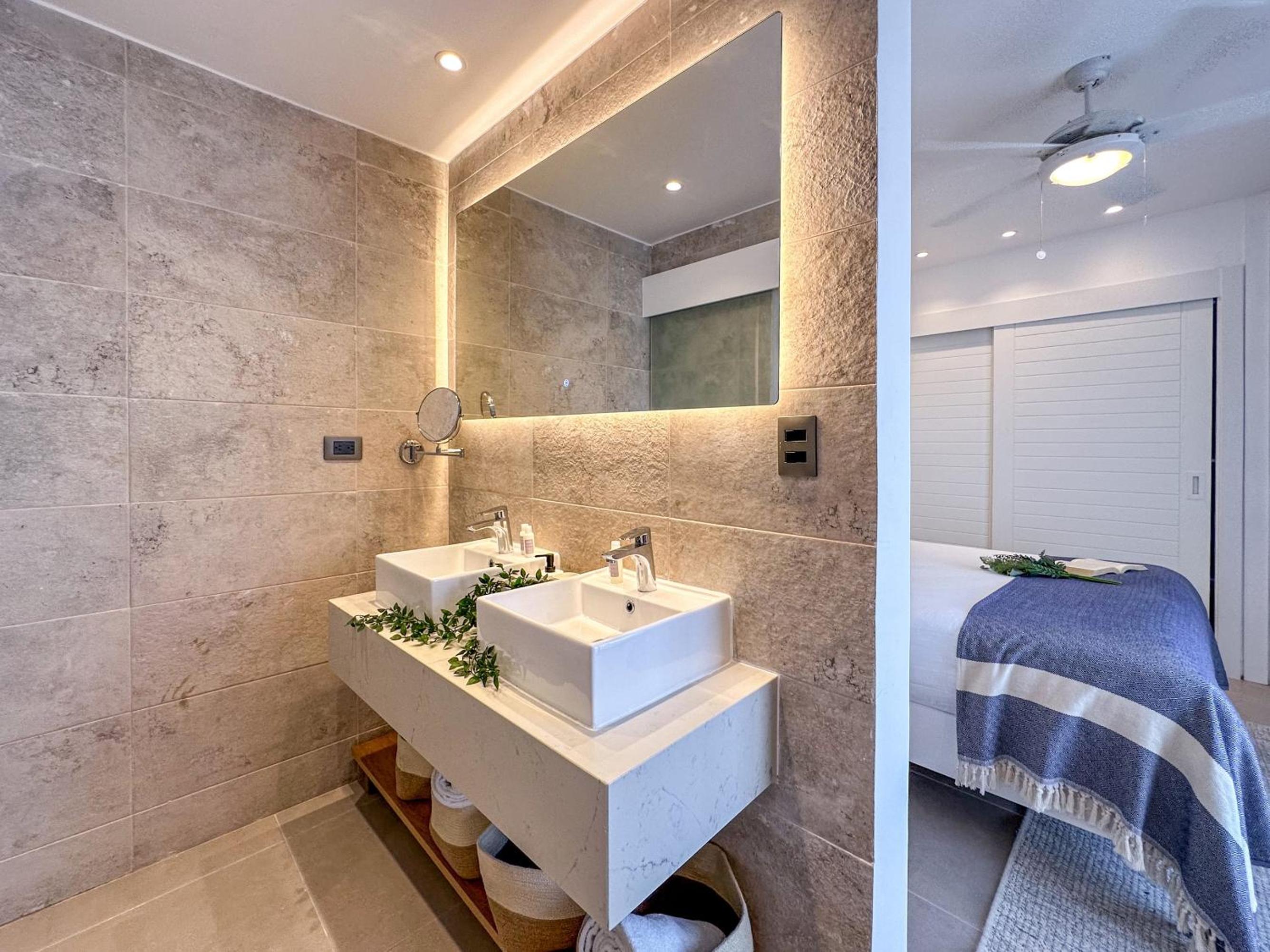 Fantastic new Penthouse w Rooftop Picuzzi