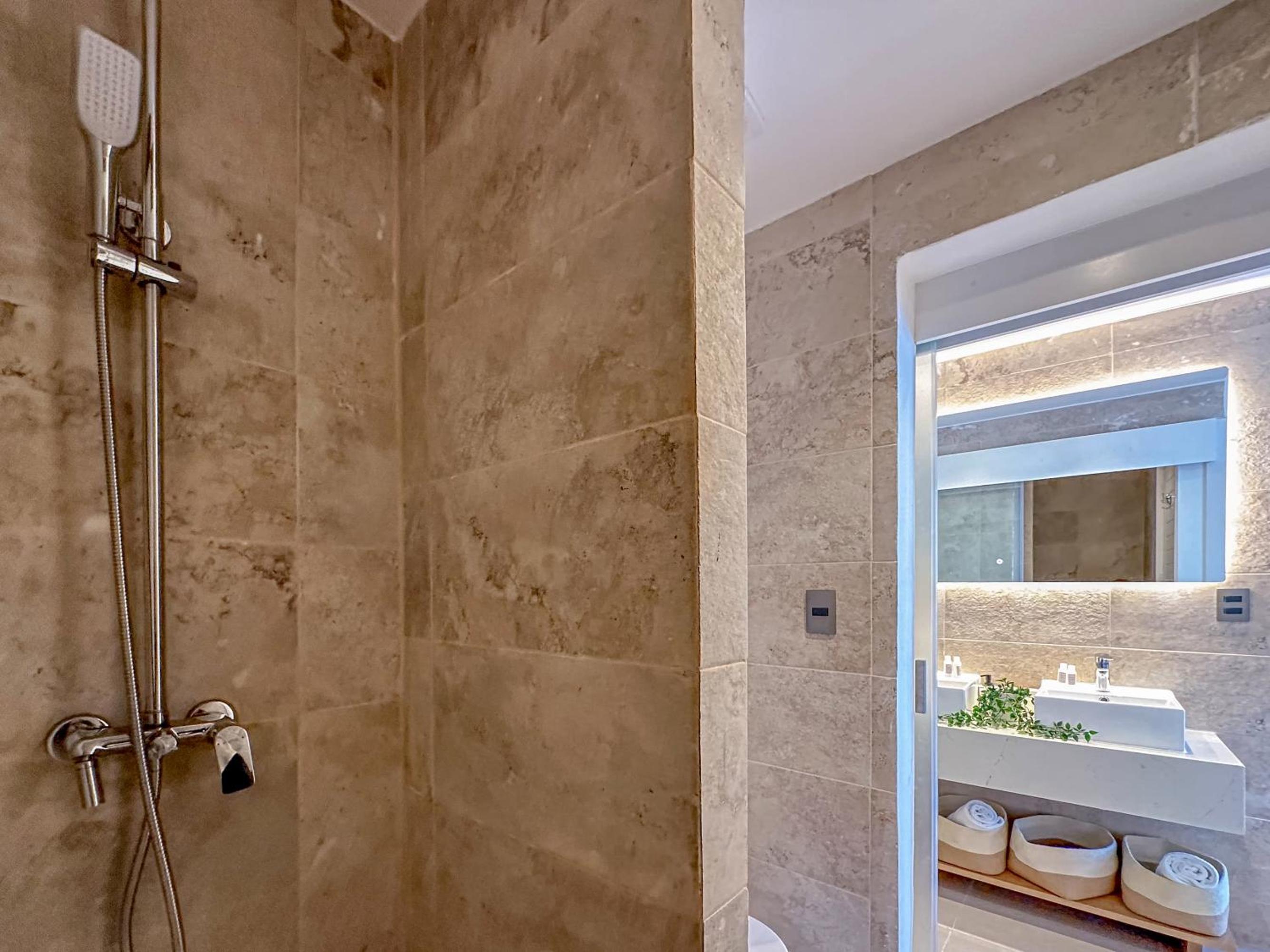 Fantastic new Penthouse w Rooftop Picuzzi