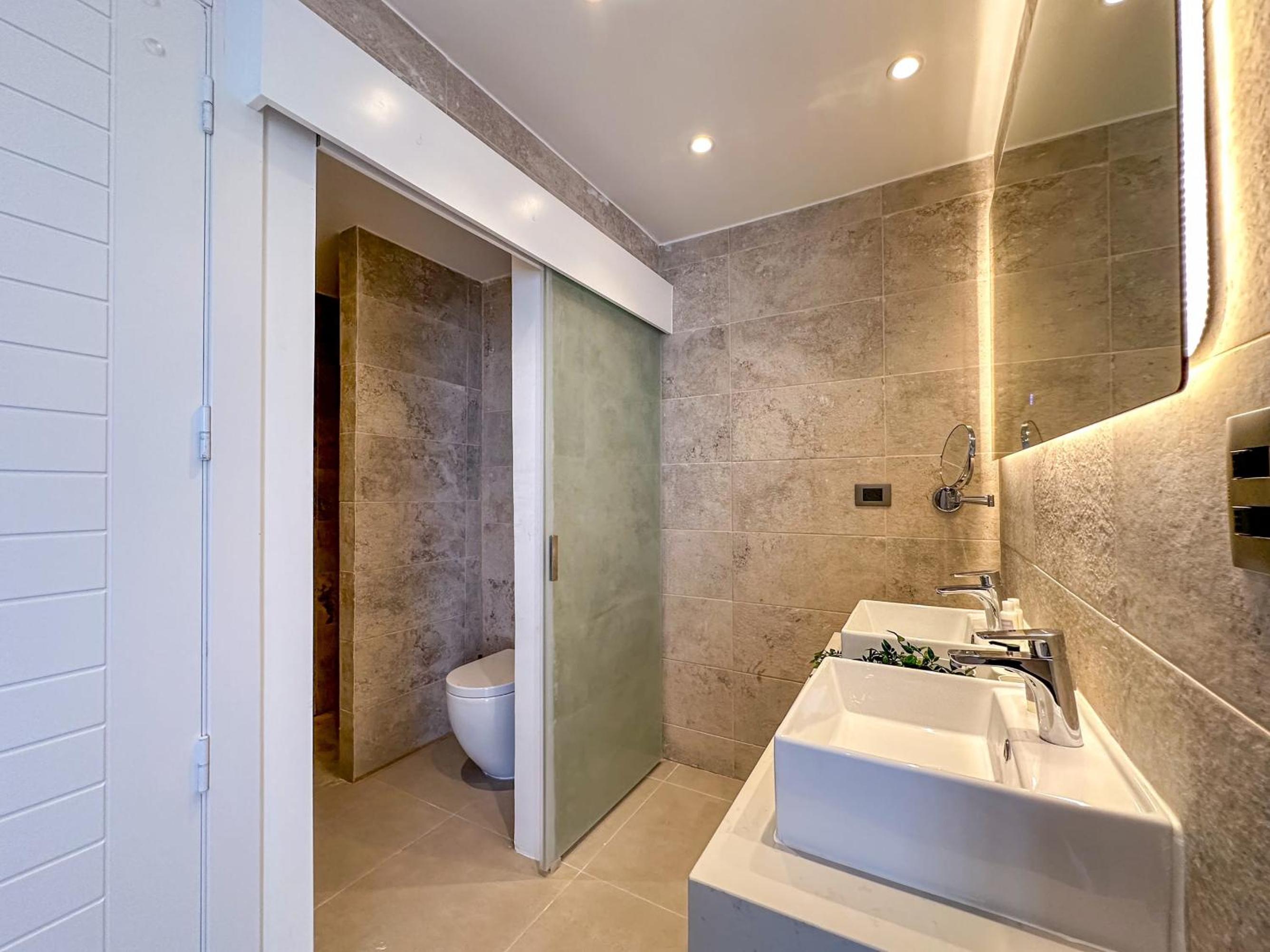 Fantastic new Penthouse w Rooftop Picuzzi