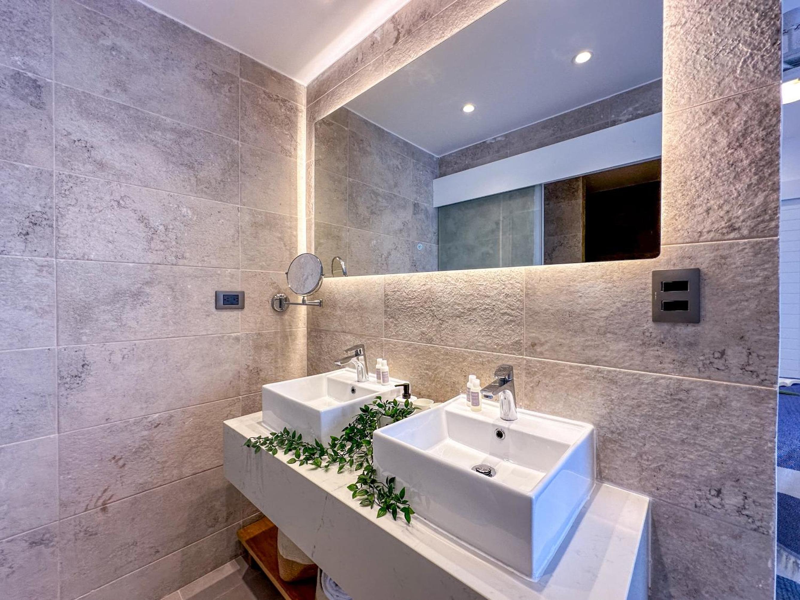 Fantastic new Penthouse w Rooftop Picuzzi
