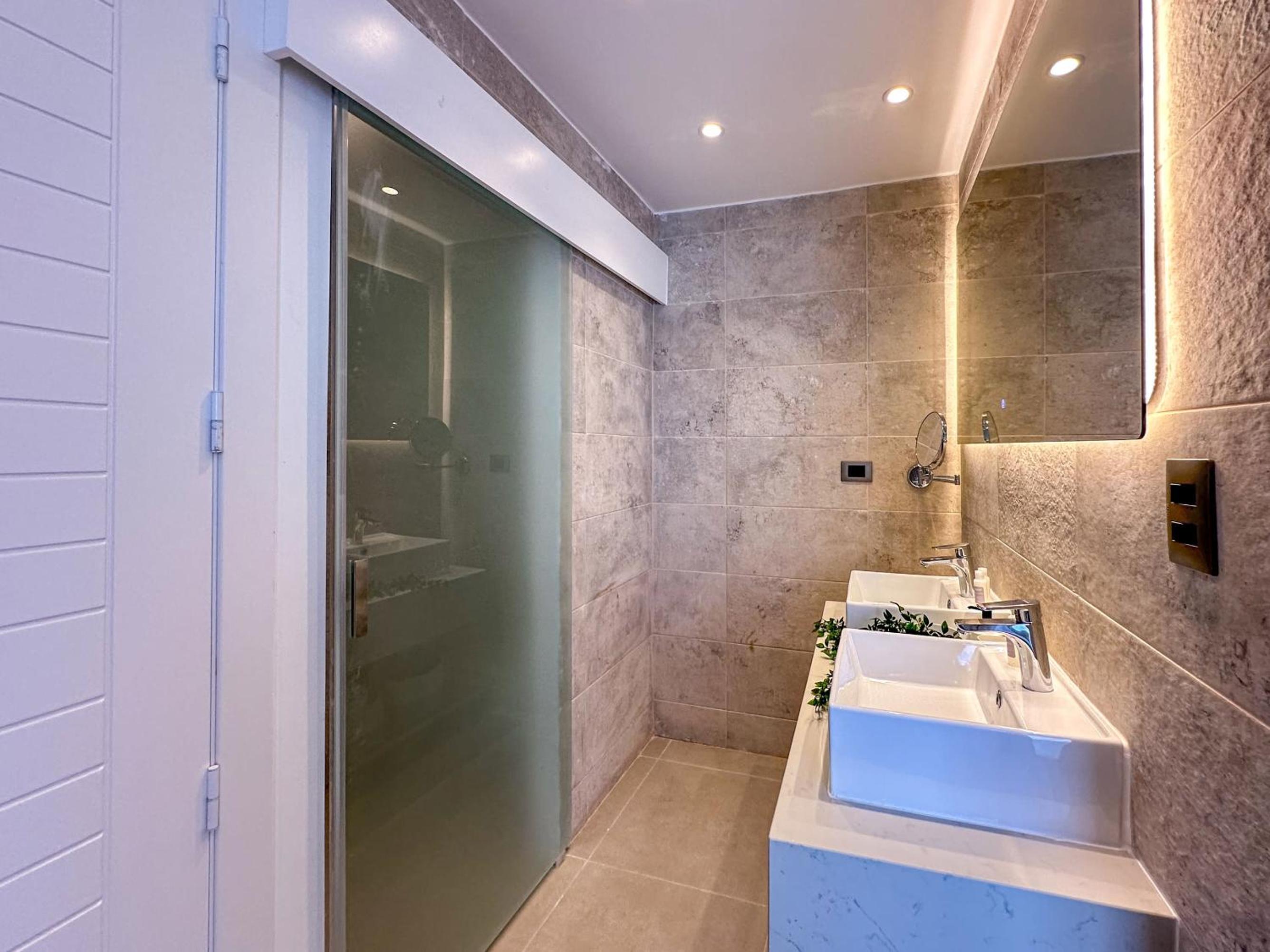 Fantastic new Penthouse w Rooftop Picuzzi