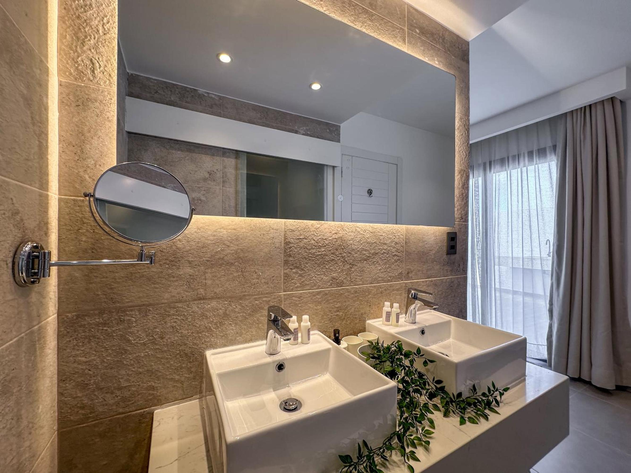 Fantastic new Penthouse w Rooftop Picuzzi