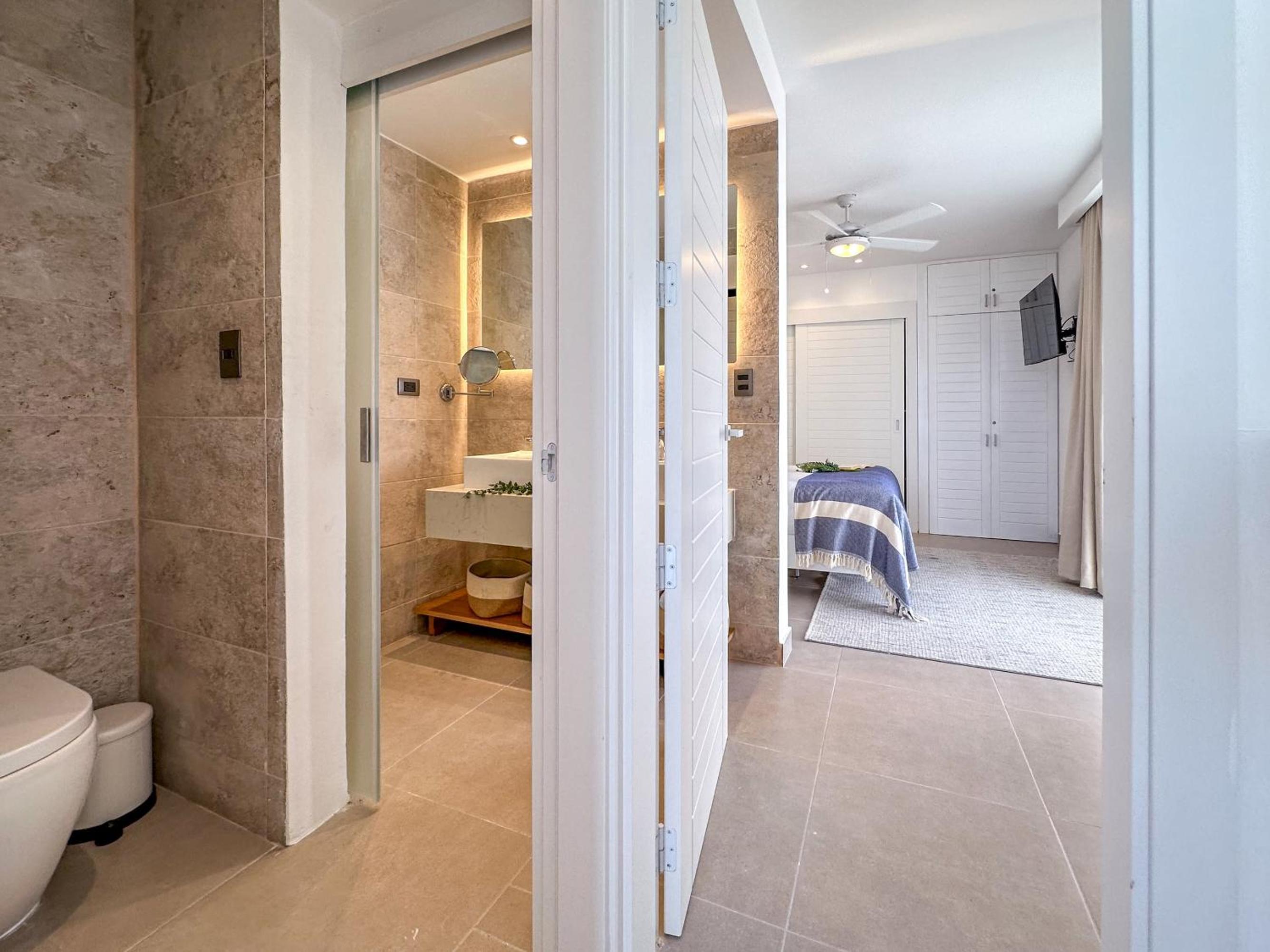 Fantastic new Penthouse w Rooftop Picuzzi