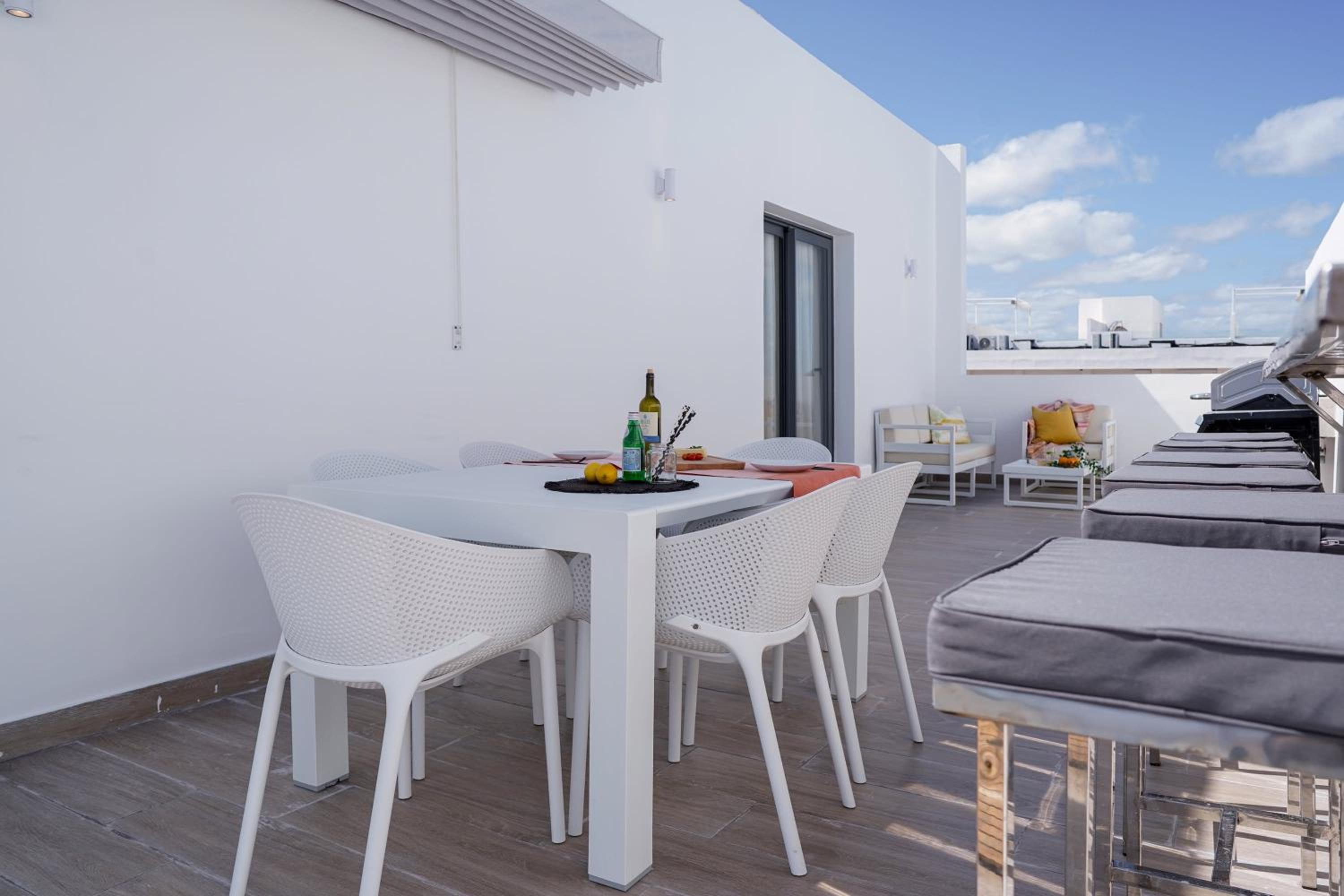 Fantastic new Penthouse w Rooftop Picuzzi