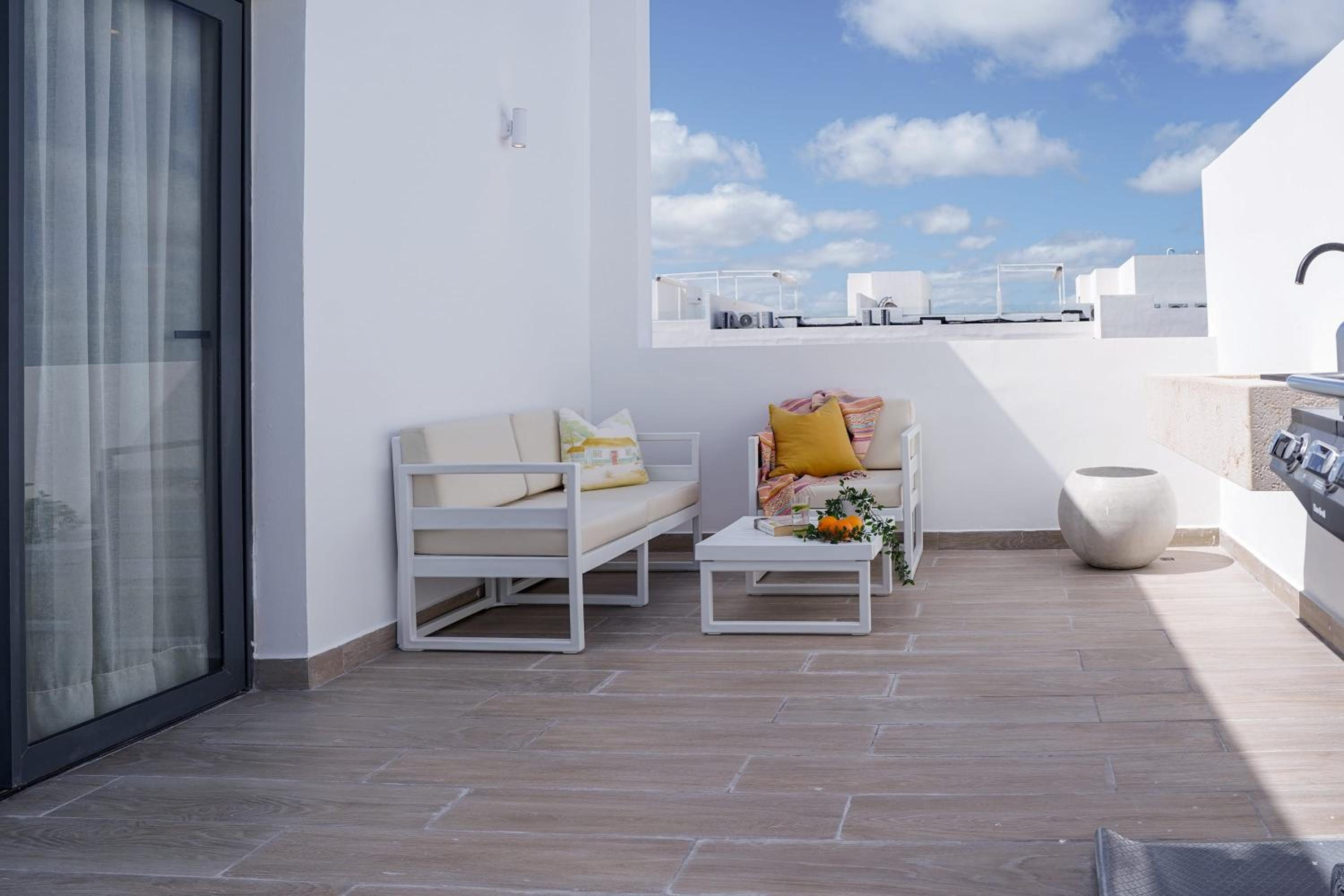 Fantastic new Penthouse w Rooftop Picuzzi