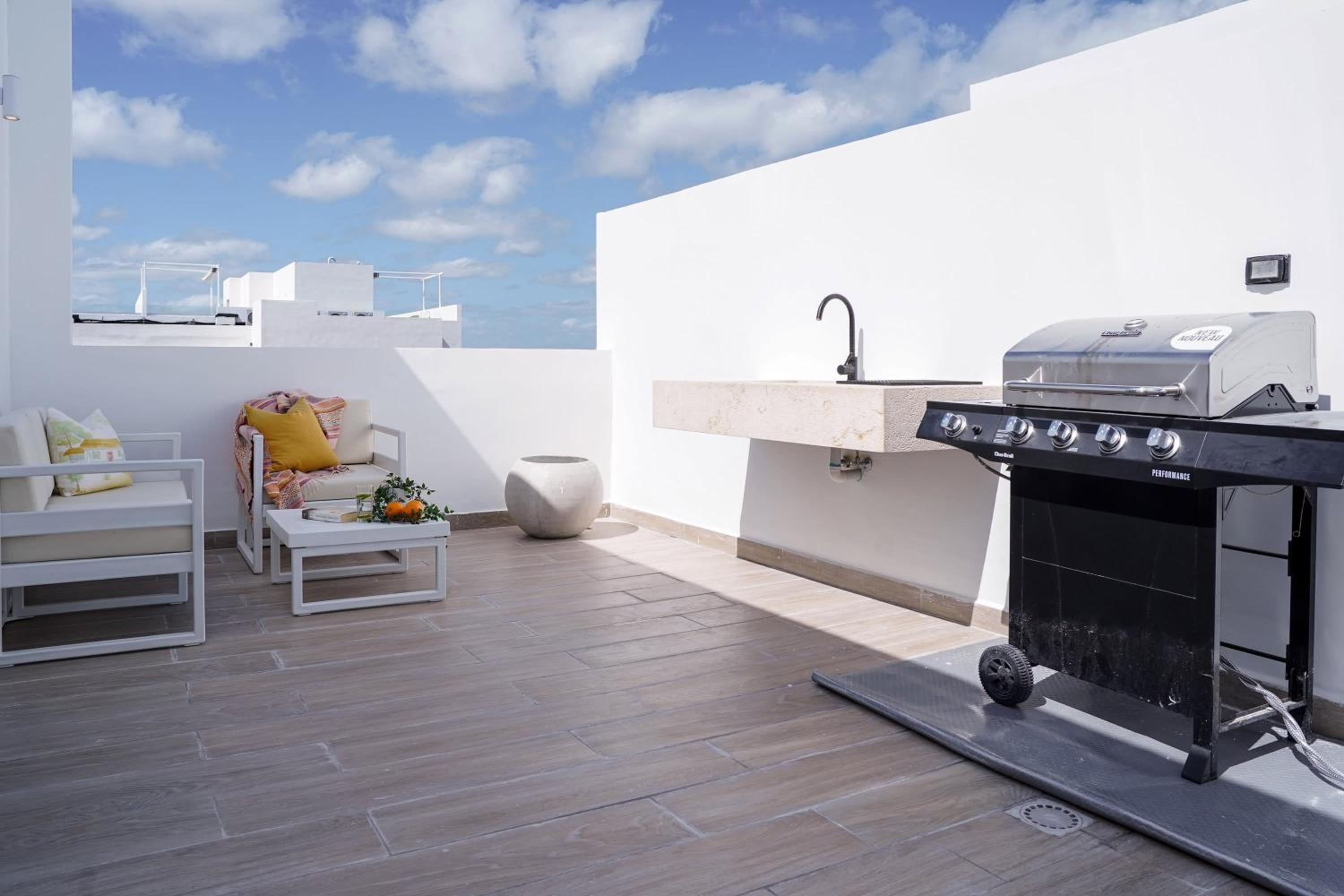 Fantastic new Penthouse w Rooftop Picuzzi
