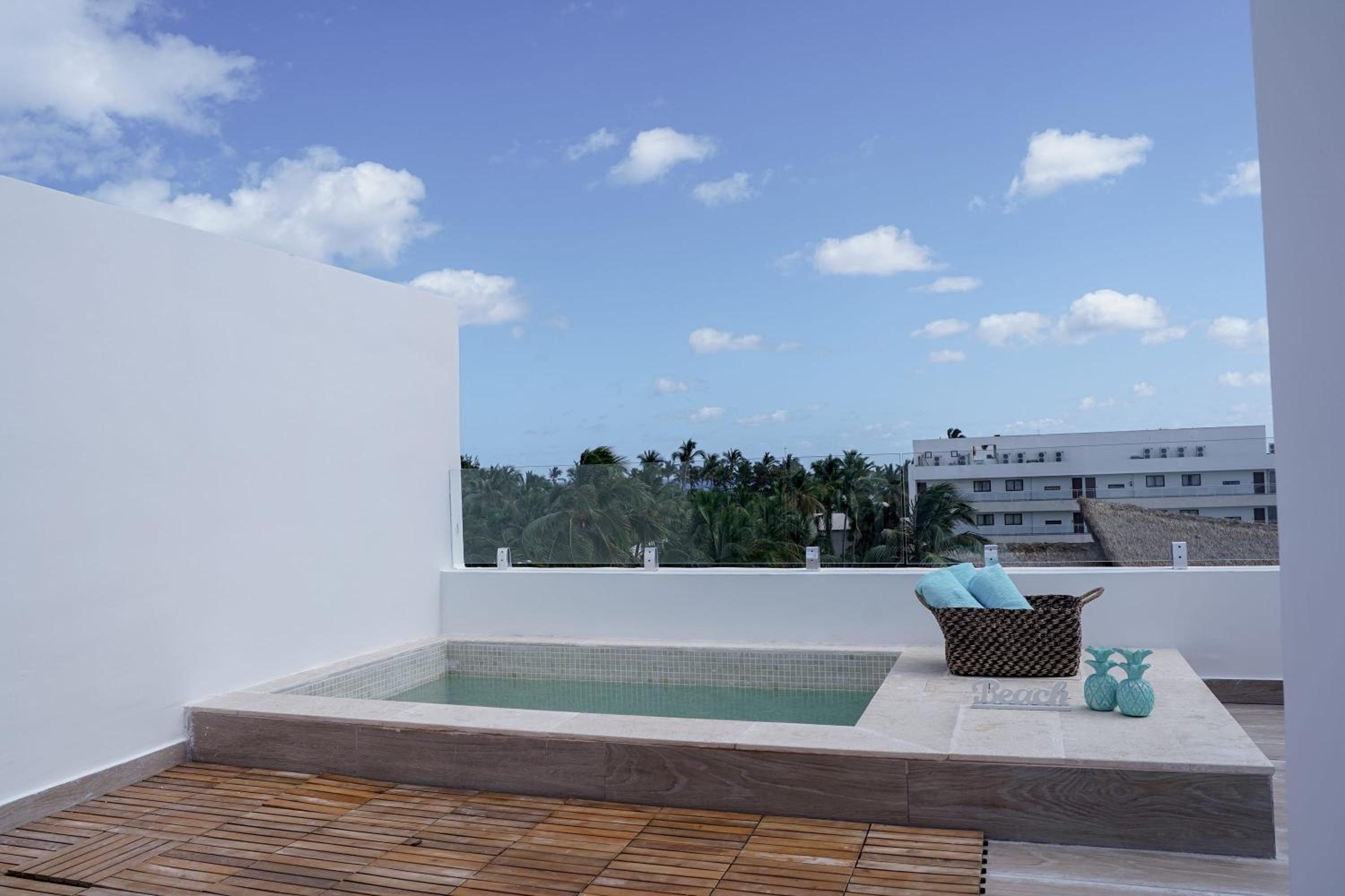Fantastic new Penthouse w Rooftop Picuzzi