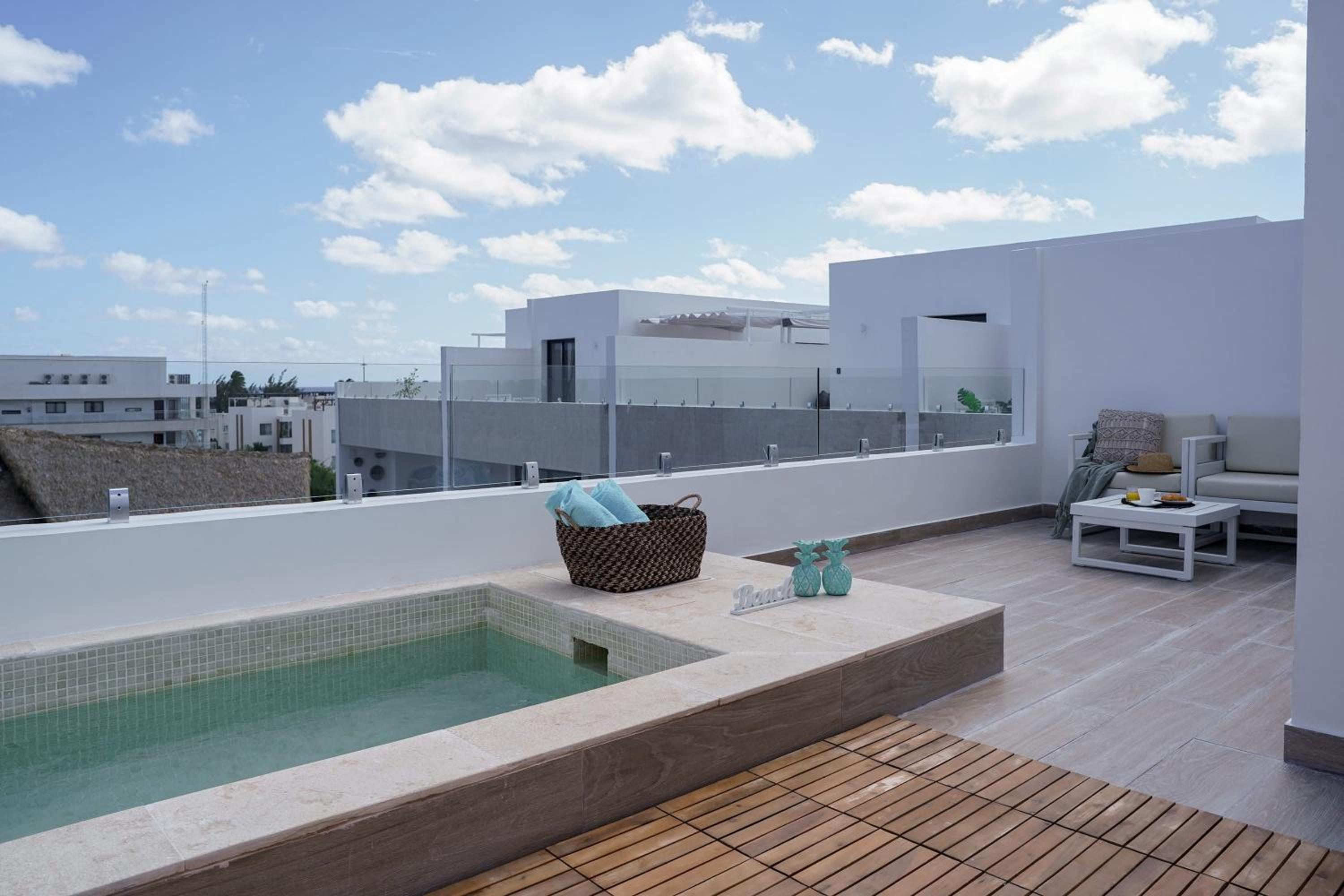 Fantastic new Penthouse w Rooftop Picuzzi