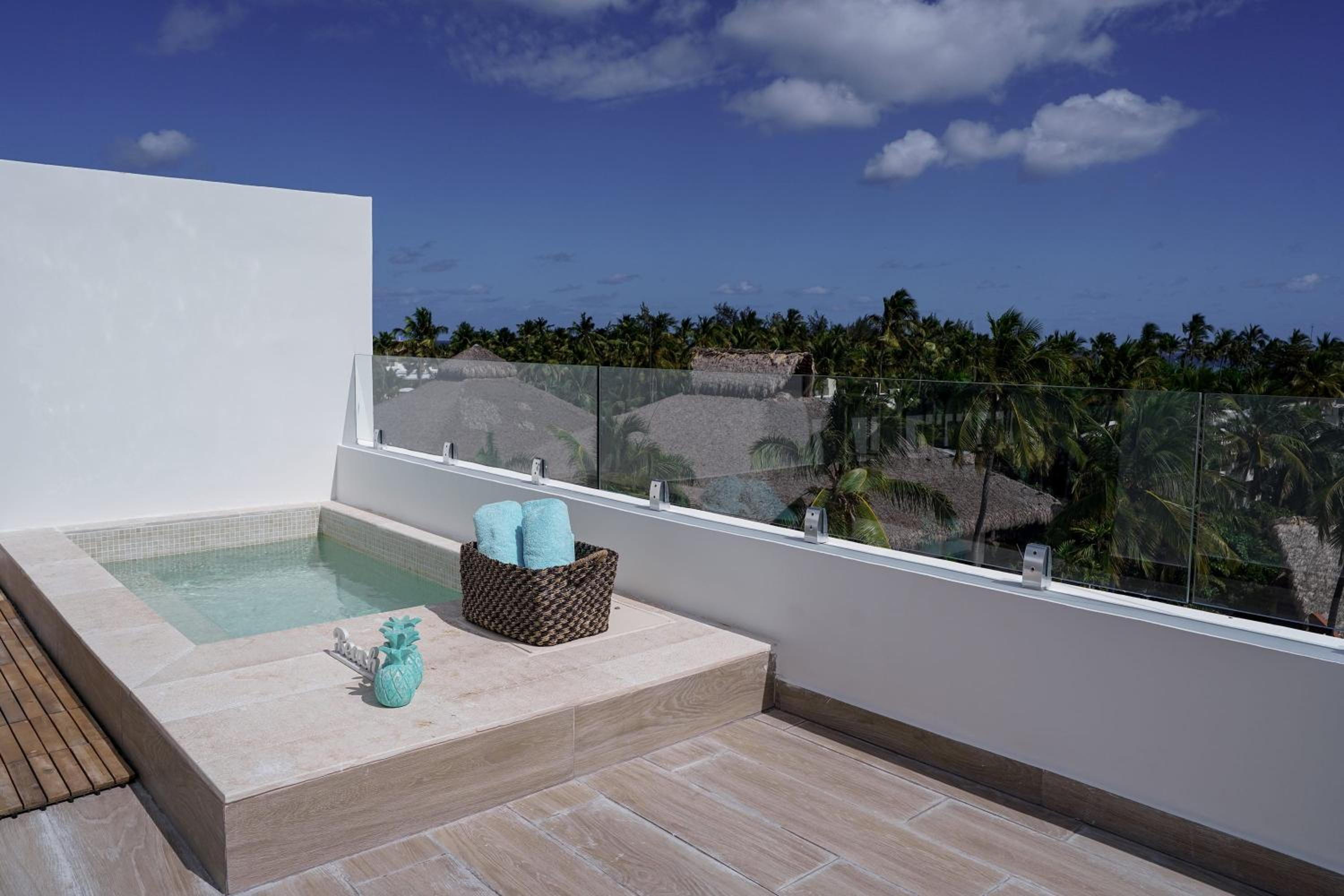 Fantastic new Penthouse w Rooftop Picuzzi