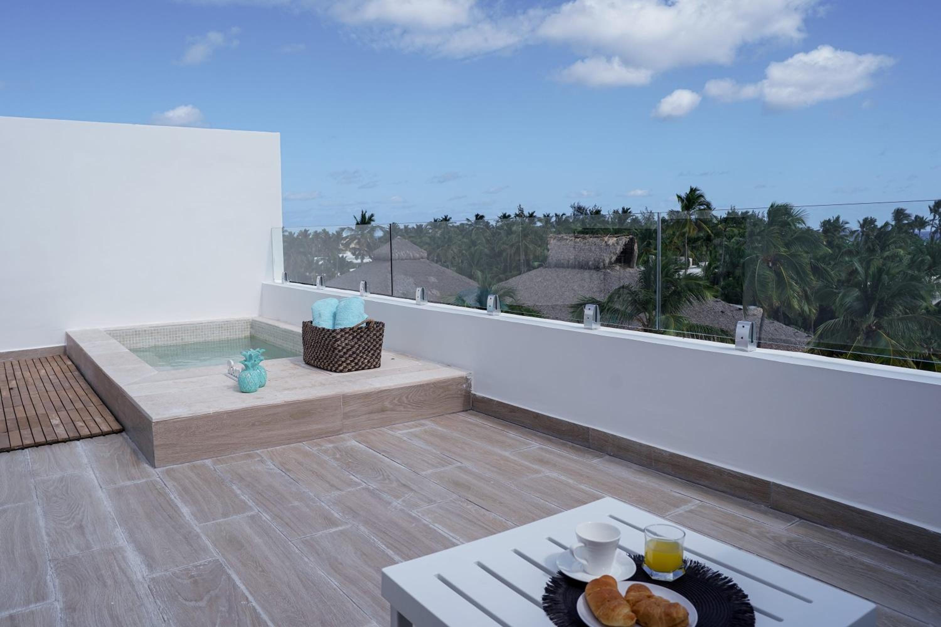 Fantastic new Penthouse w Rooftop Picuzzi