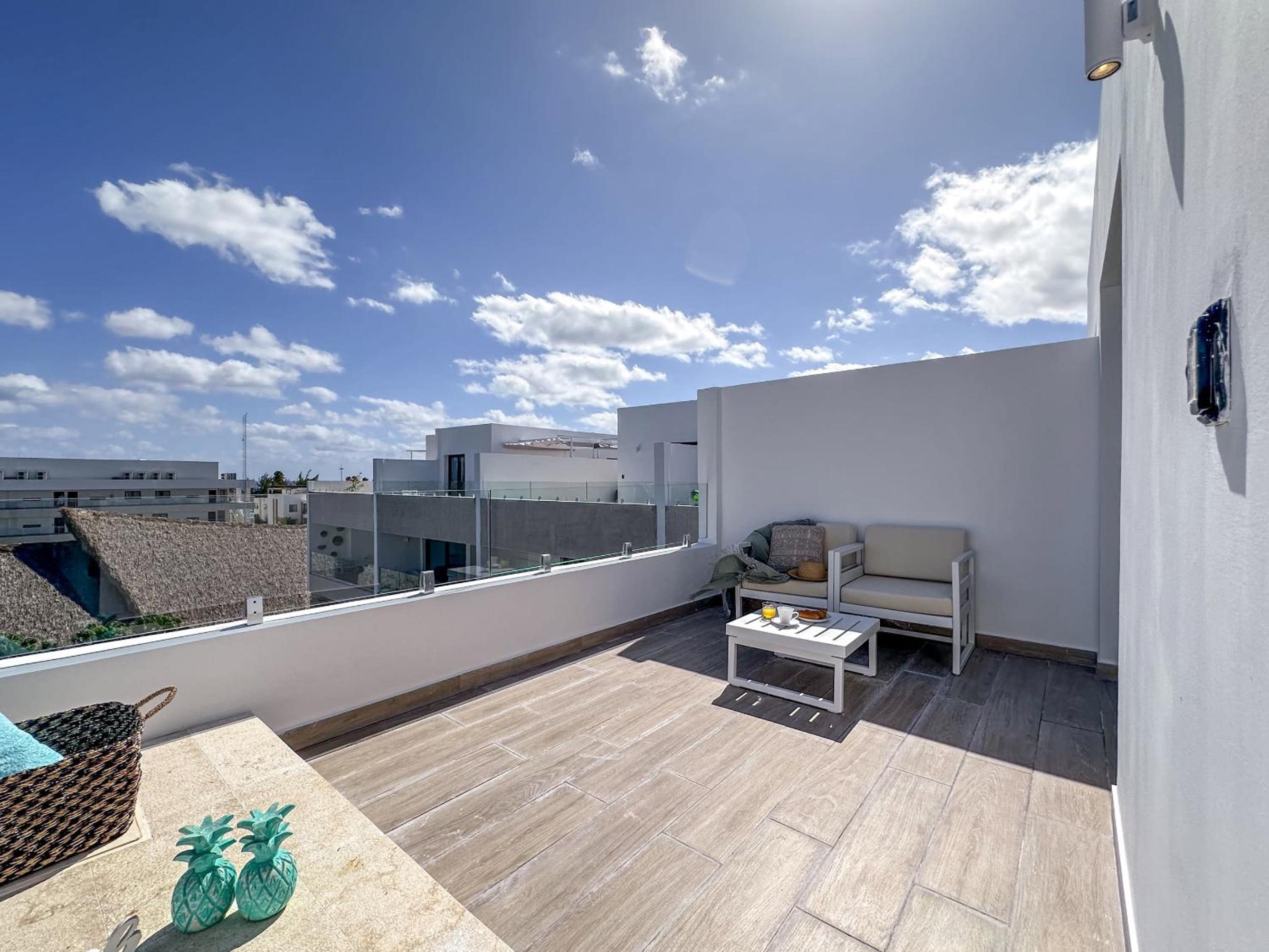 Fantastic new Penthouse w Rooftop Picuzzi