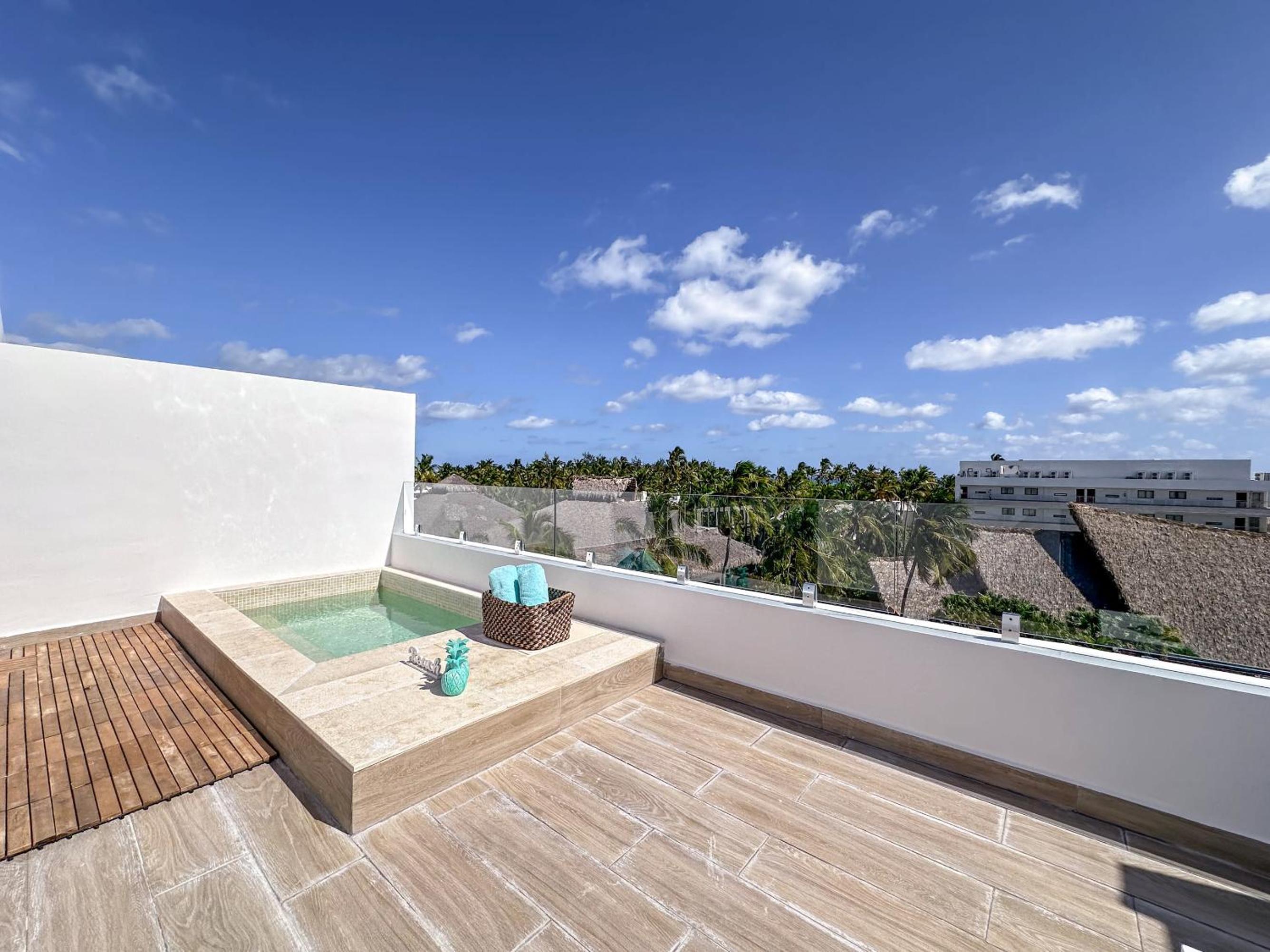 Fantastic new Penthouse w Rooftop Picuzzi