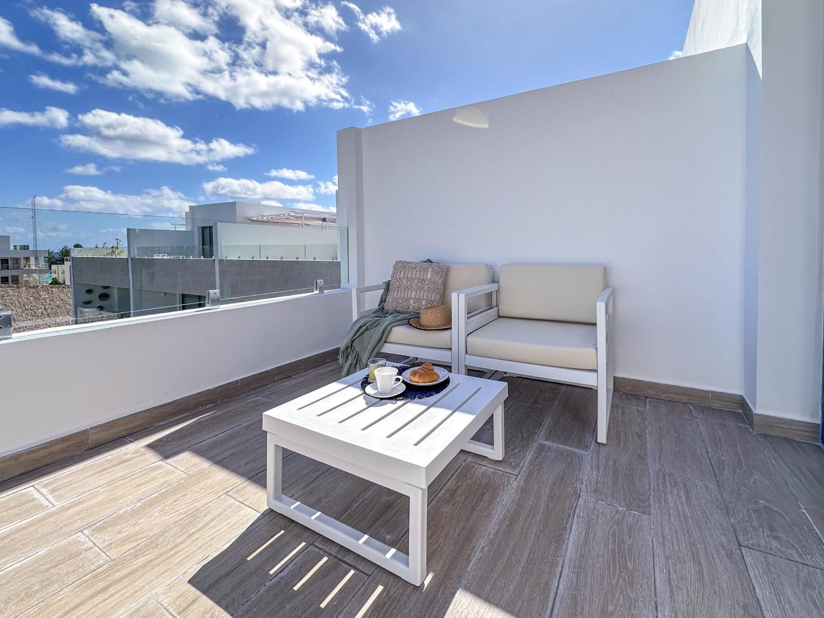Fantastic new Penthouse w Rooftop Picuzzi