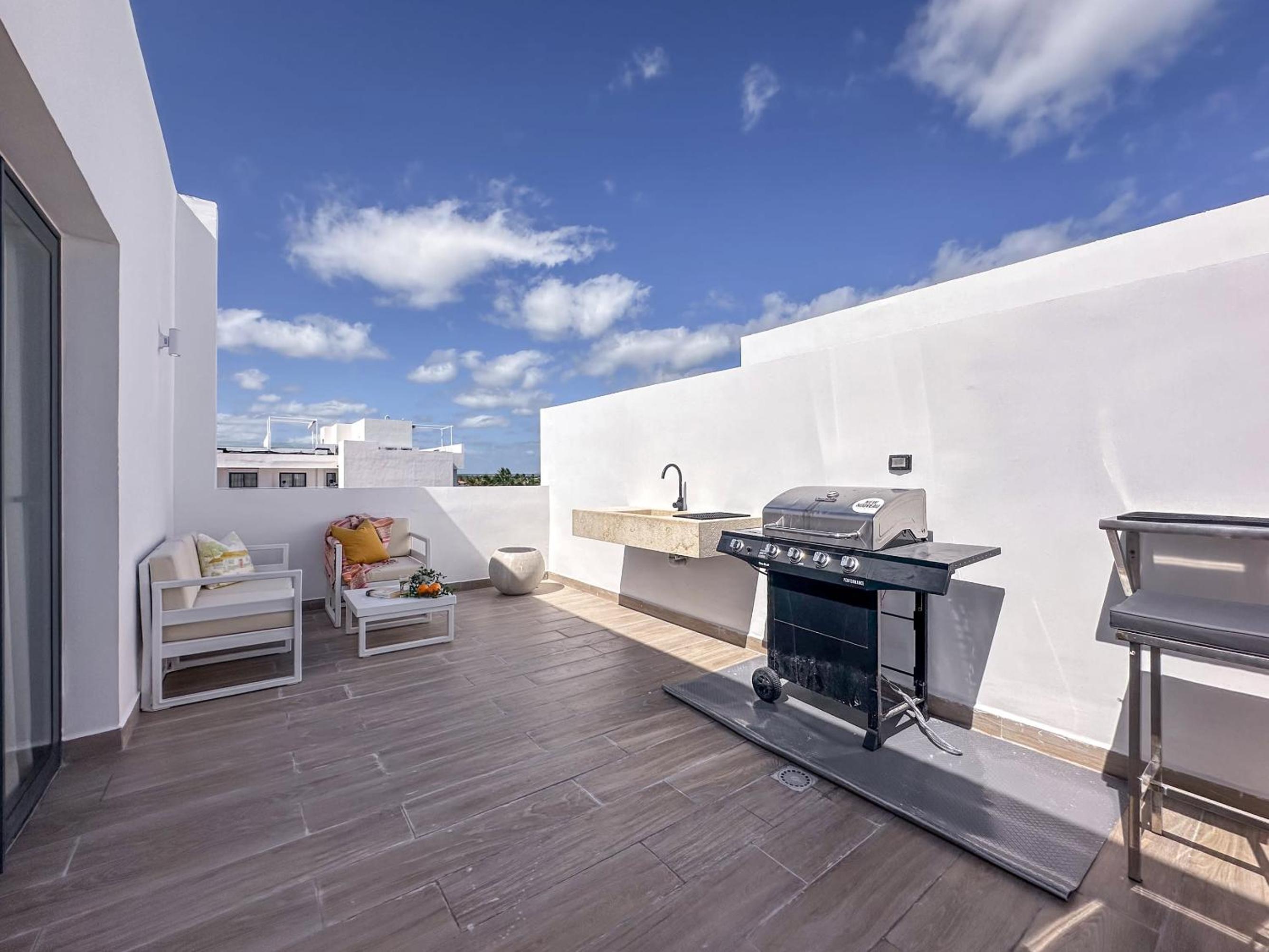 Fantastic new Penthouse w Rooftop Picuzzi