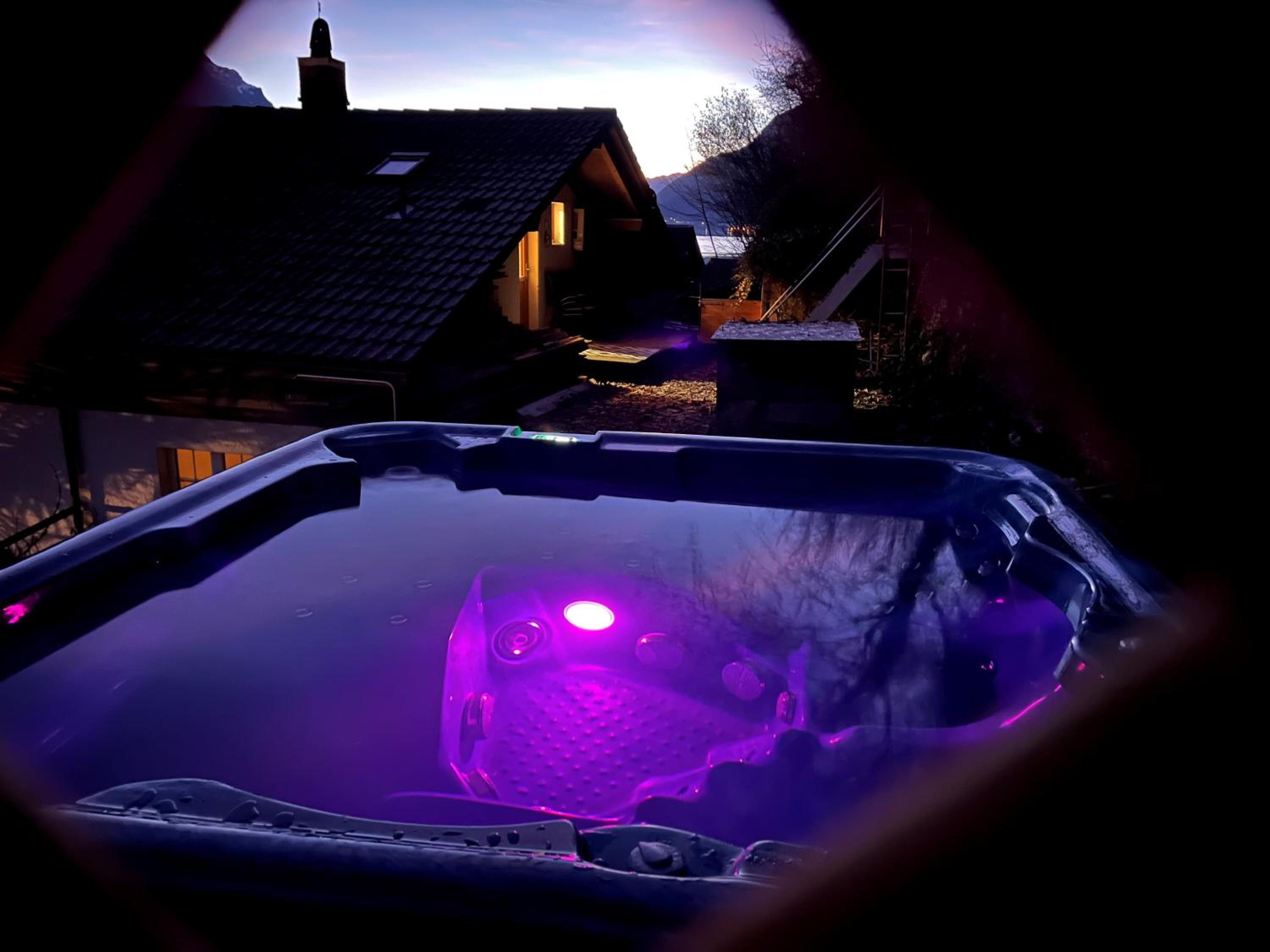 Zauberhaftes Chalet mit Whirlpool, Berg & Seesicht