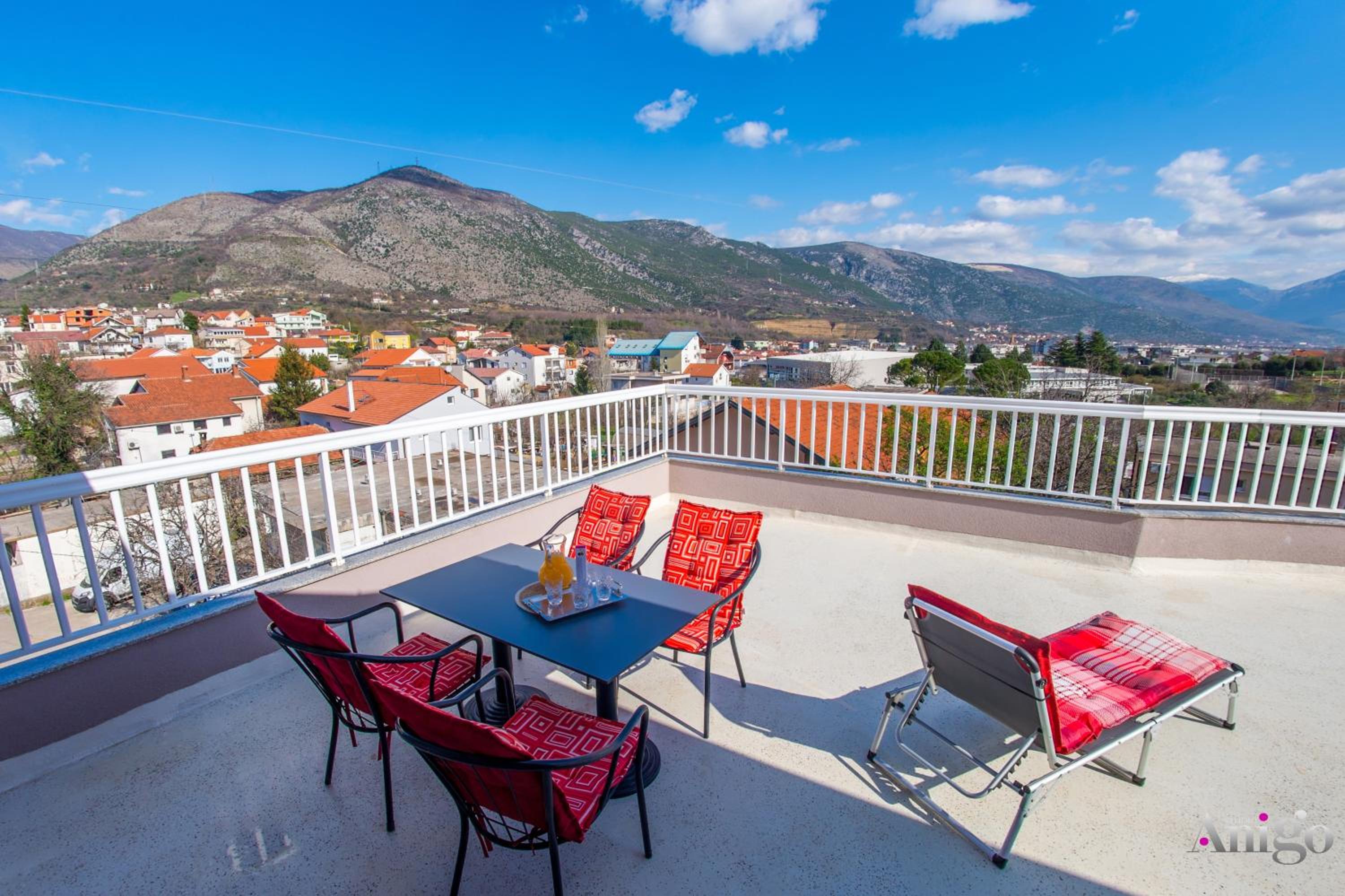 Spacious apartment overlooking Mostar