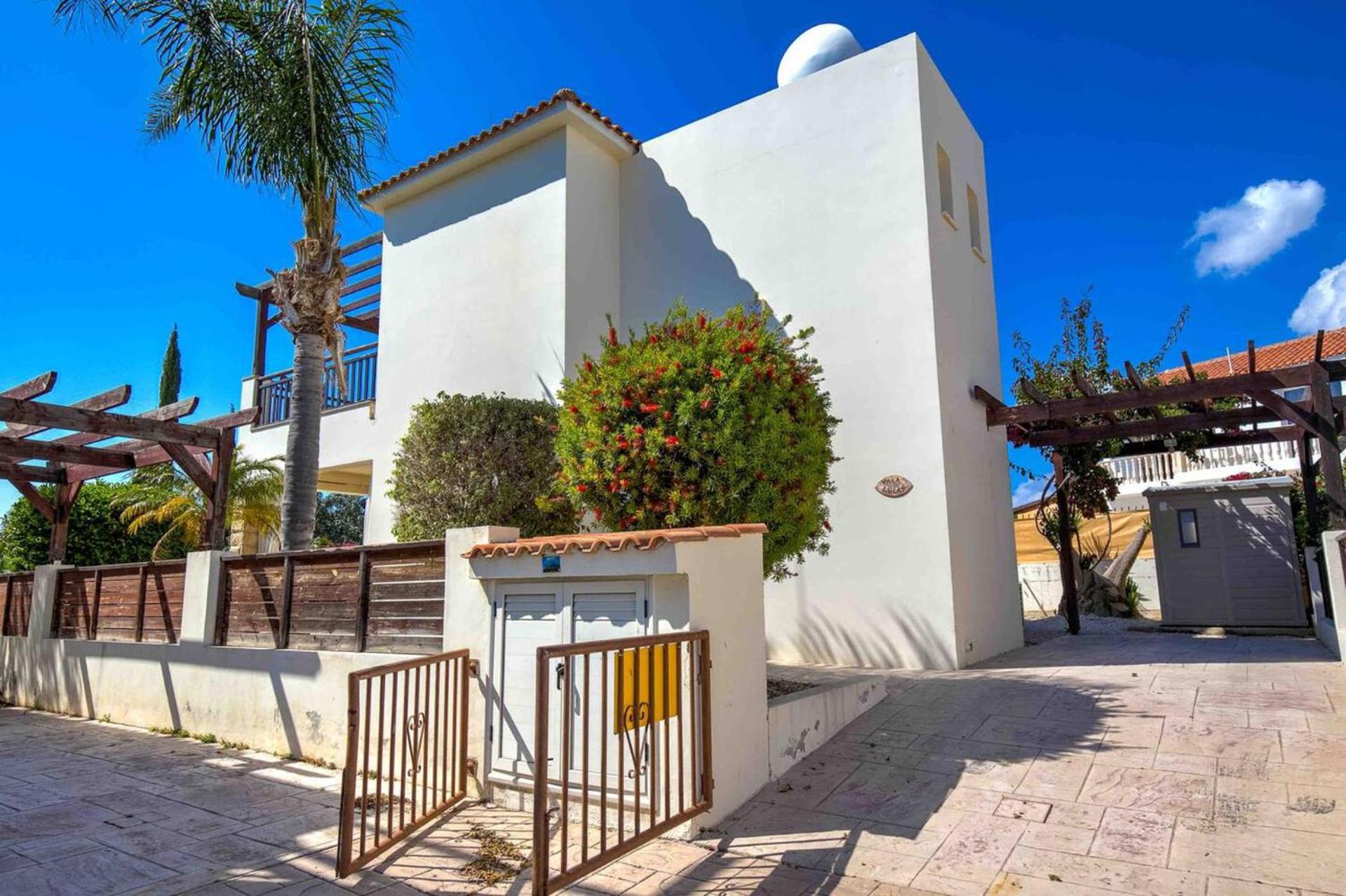 Coral Bay Villa - Sleeps 6 - Pool - Parking