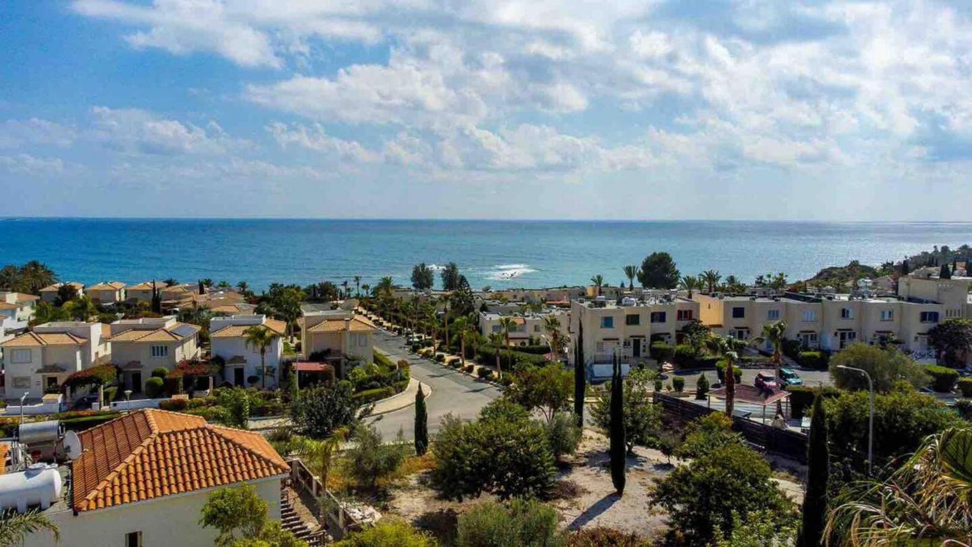 Coral Bay Villa - Sleeps 6 - Pool - Parking