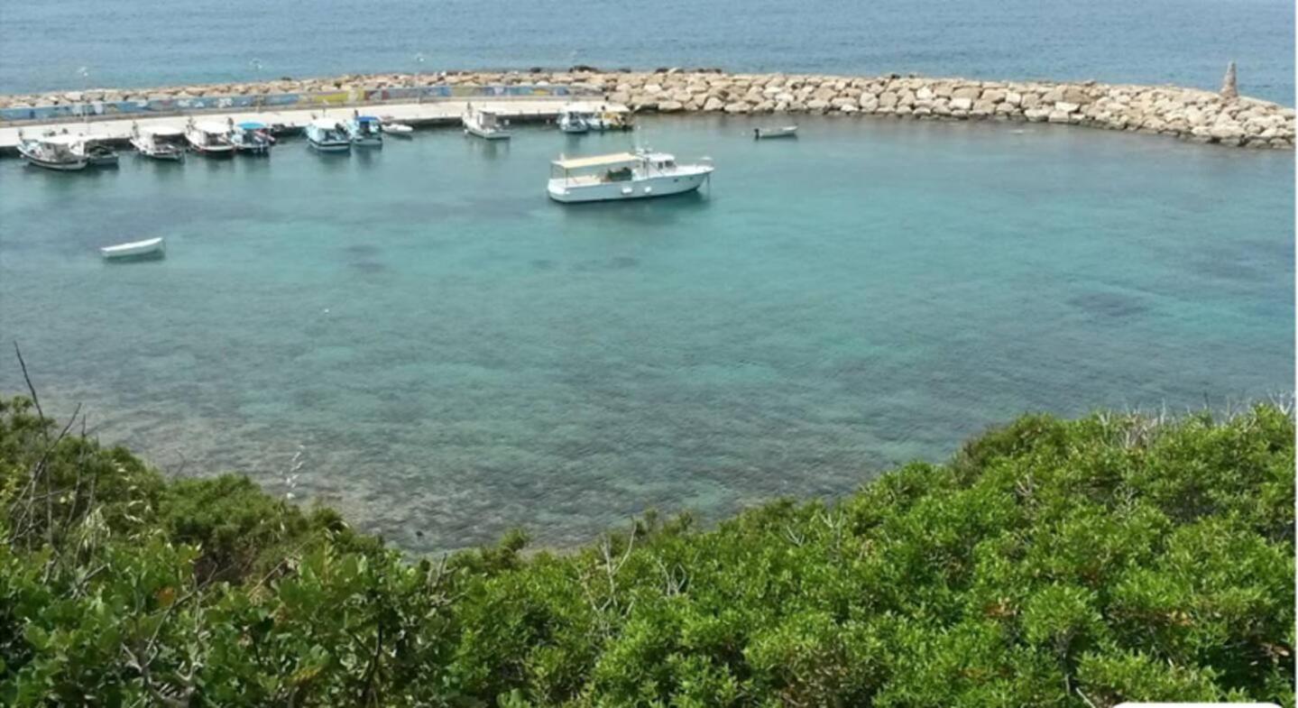 Coral Bay Villa - Sleeps 6 - Pool - Parking