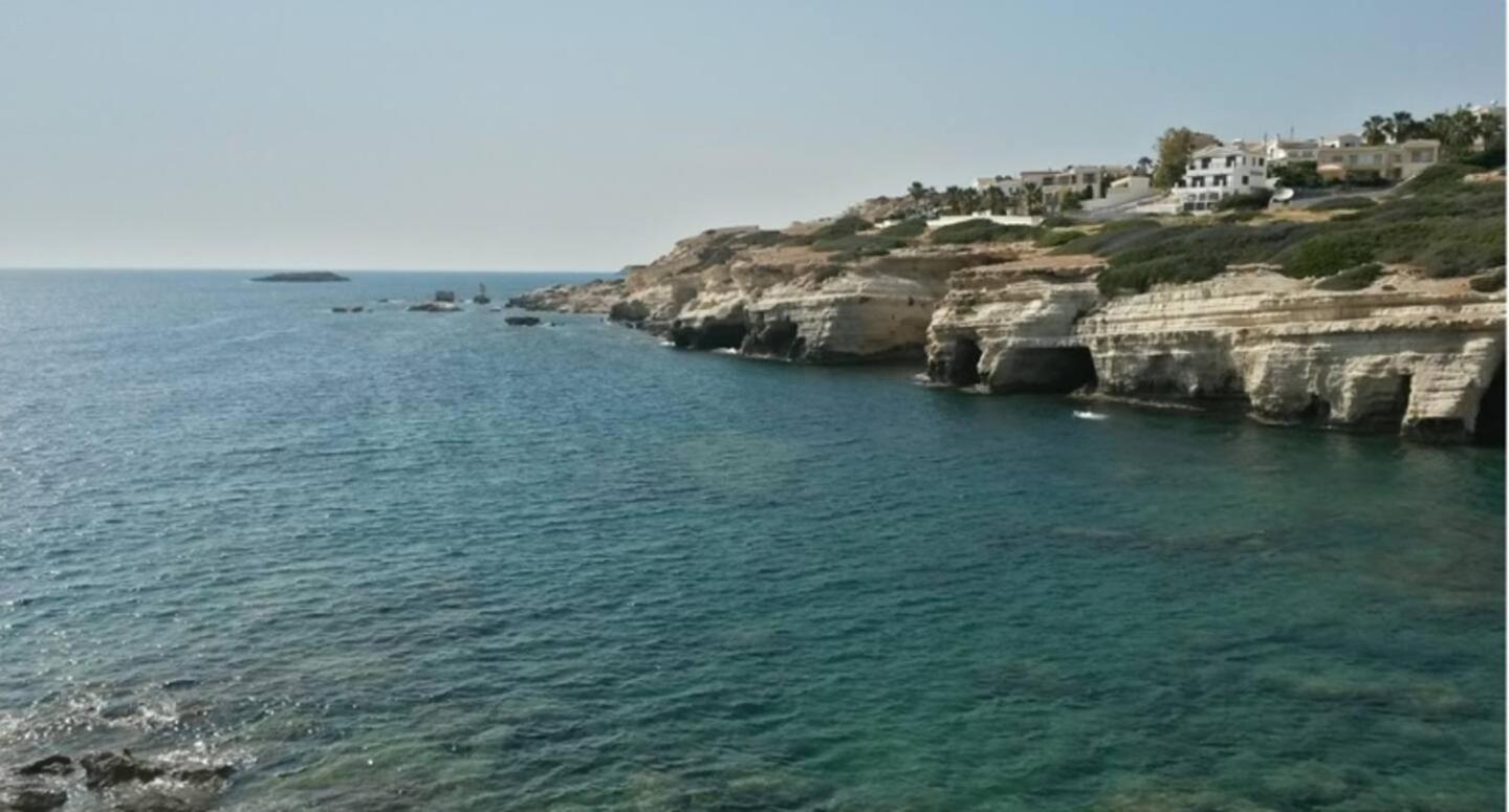 Coral Bay Villa - Sleeps 6 - Pool - Parking