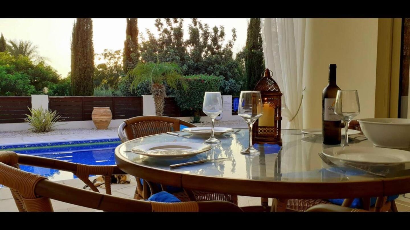 Coral Bay Villa - Sleeps 6 - Pool - Parking