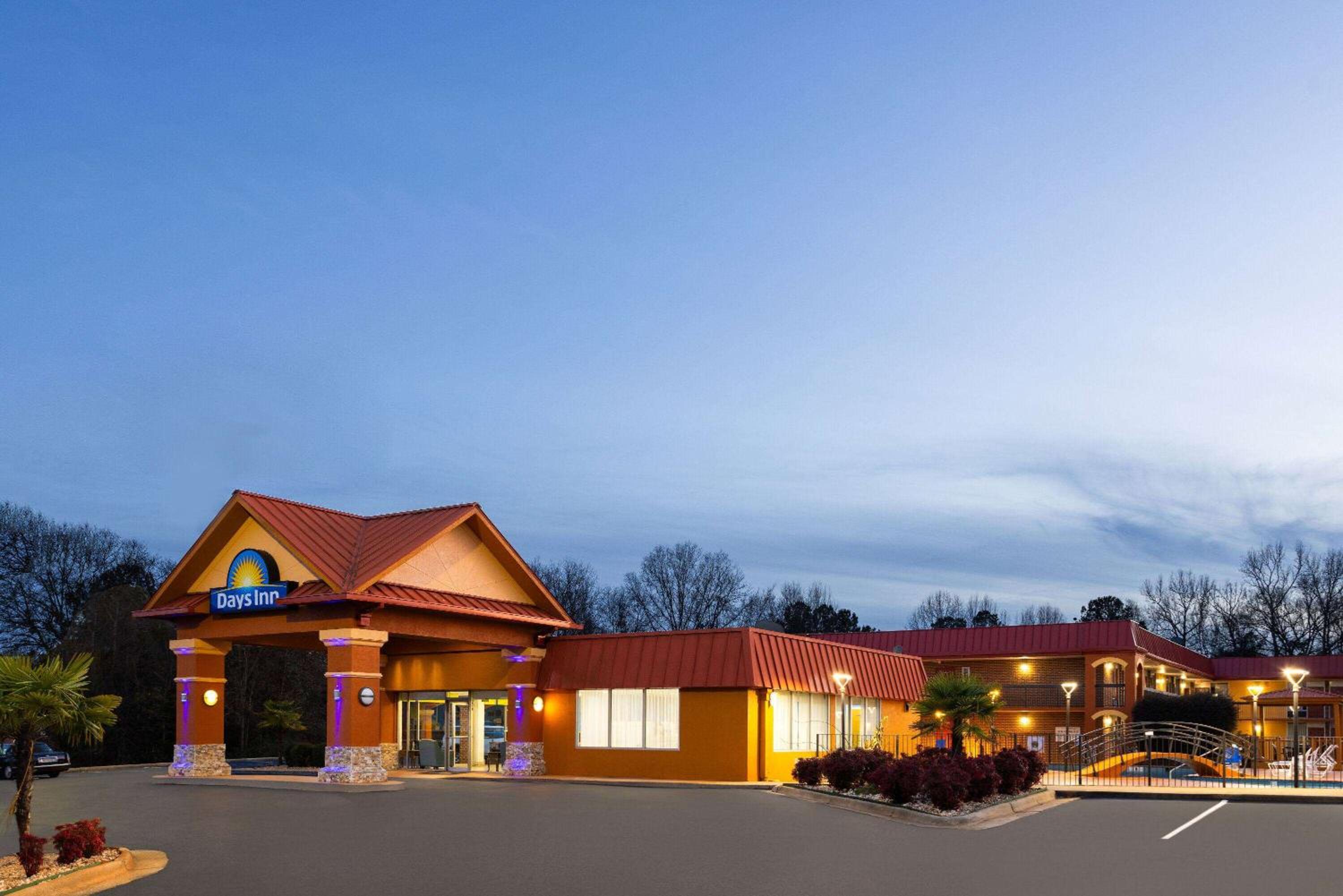 Days Inn by Wyndham Forsyth view 2