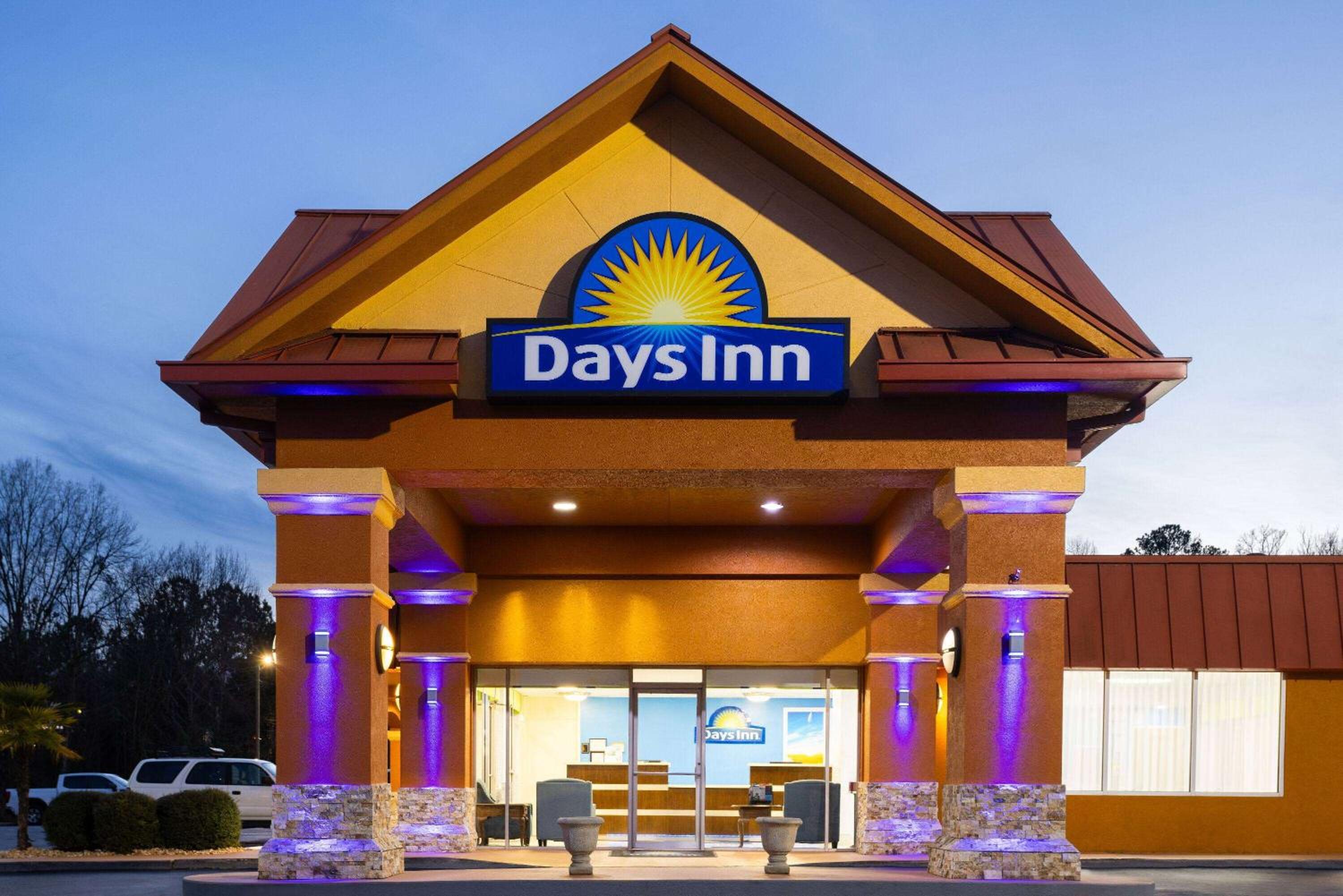 Days Inn by Wyndham Forsyth view 3
