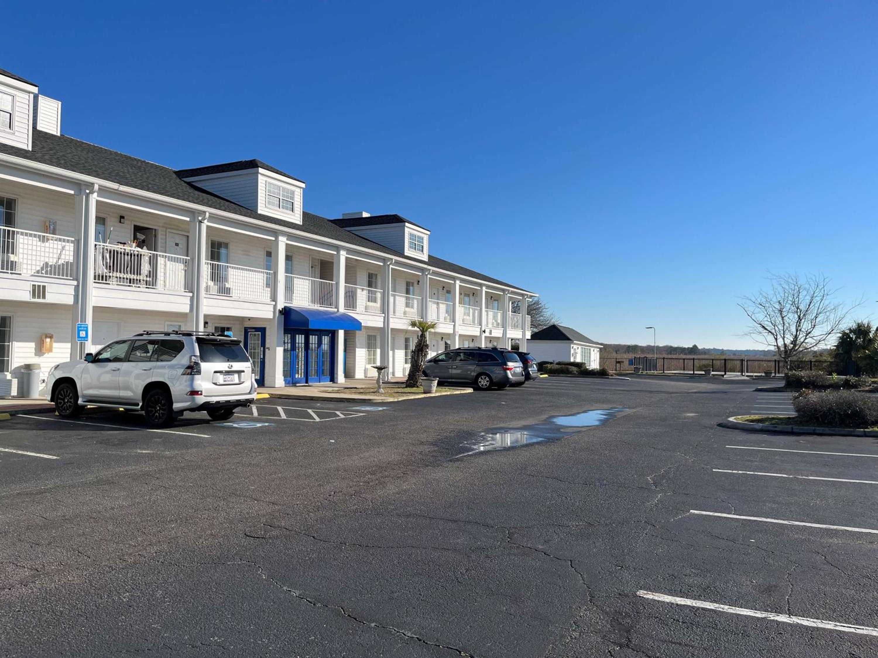 Motel 6 Georgetown, SC Marina view 2