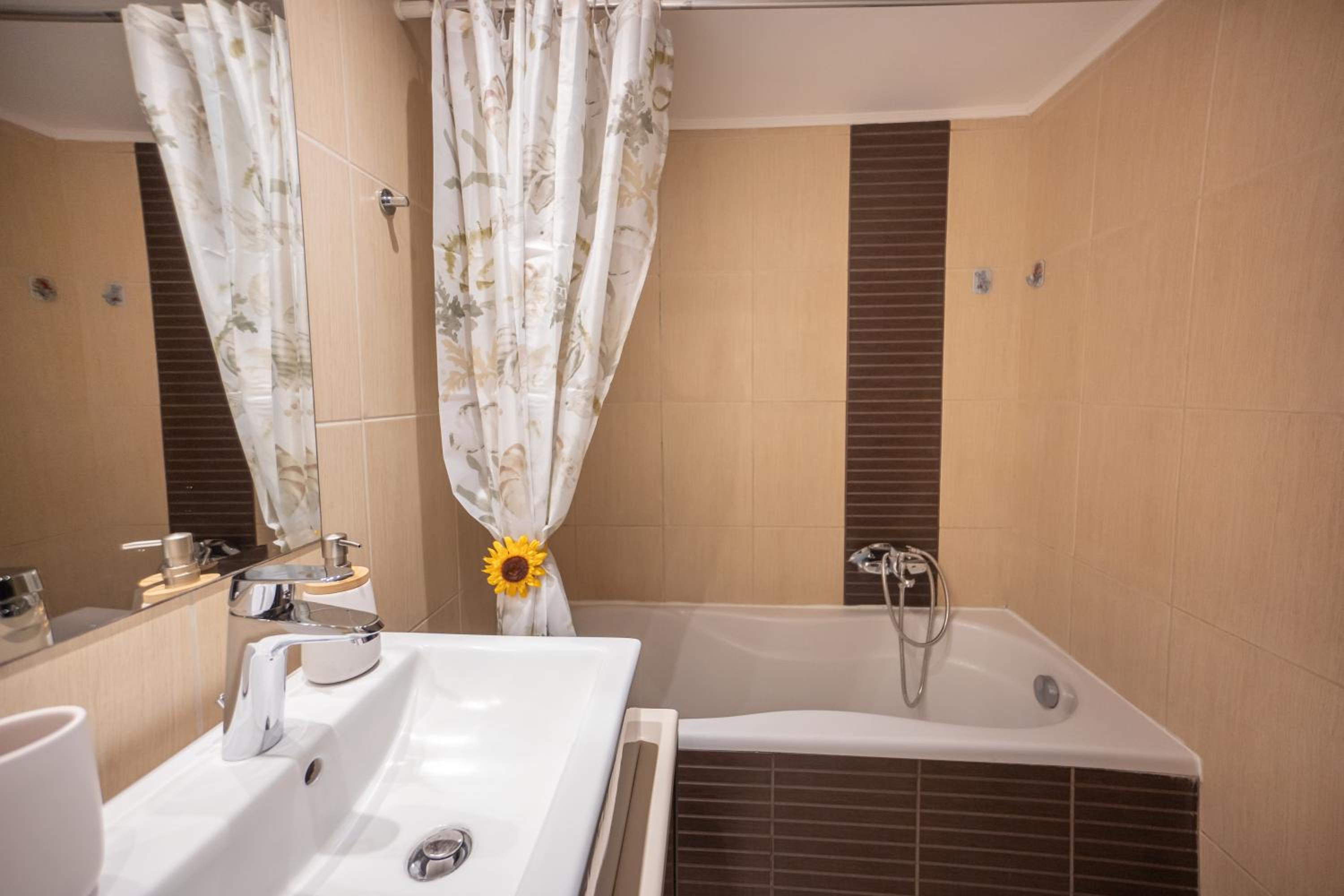 Downtown Suite, 5min to Beach photo 2