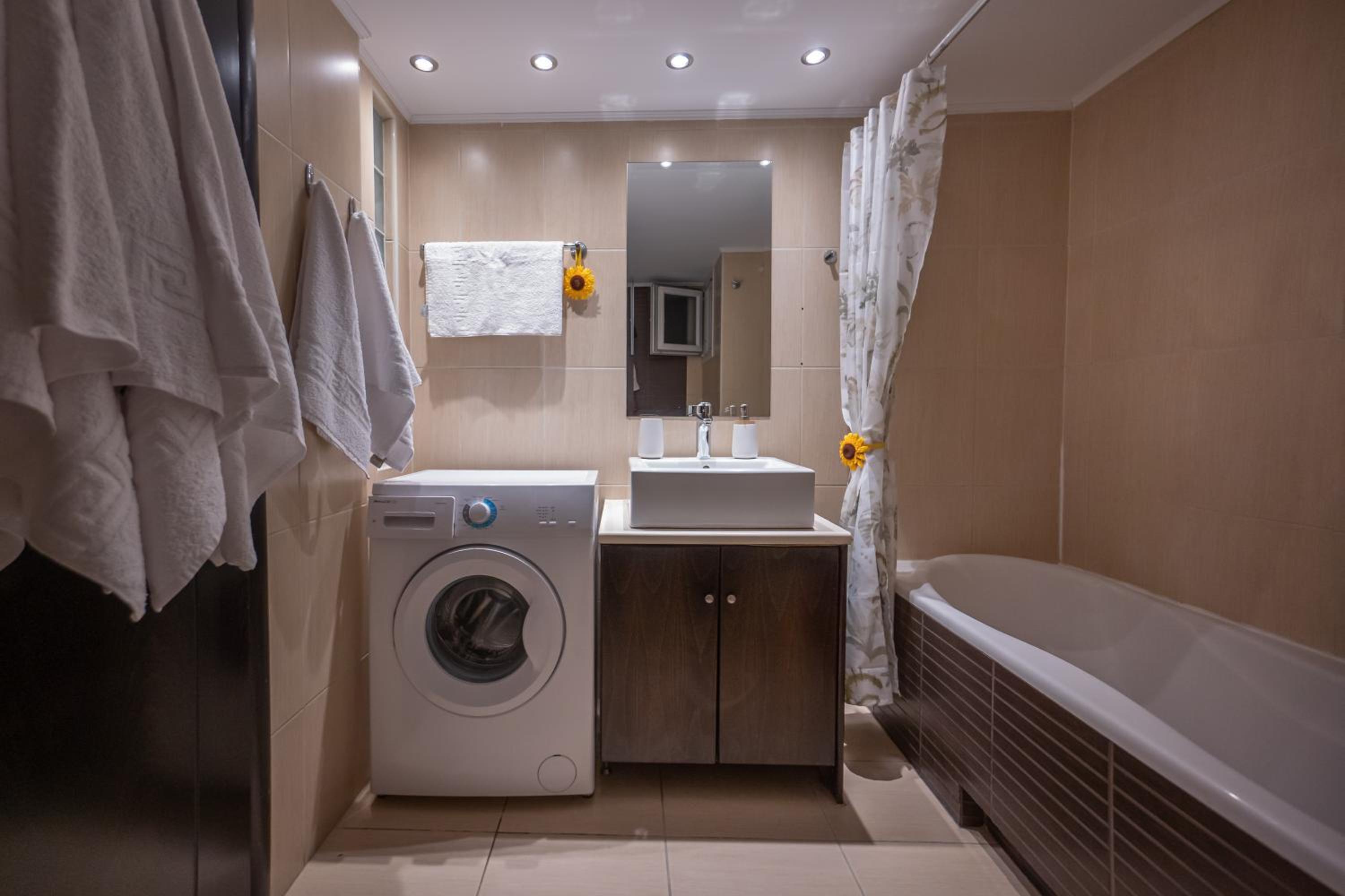 Downtown Suite, 5min to Beach photo 5