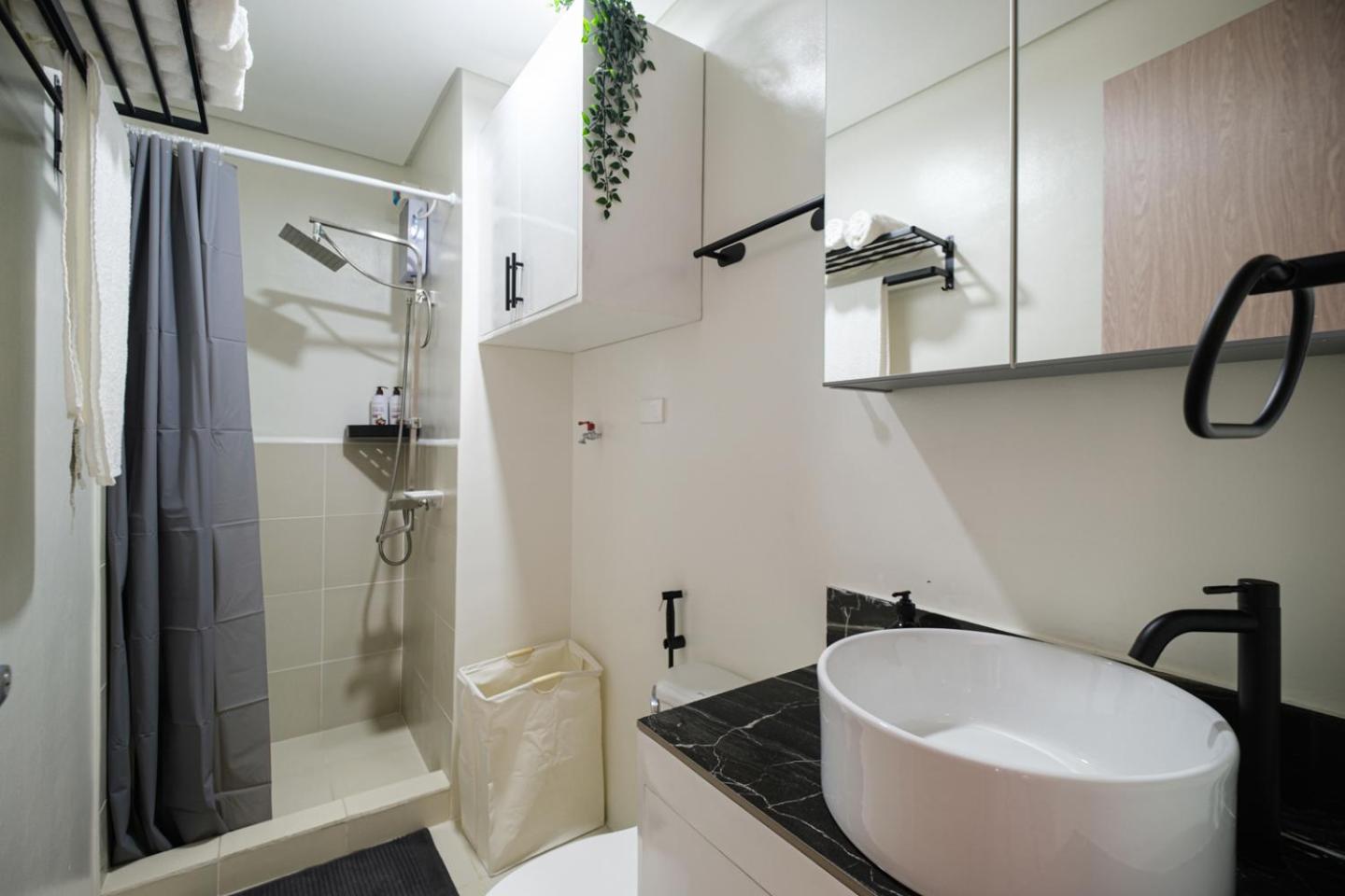Resort-style Condo in Quezon City with Free Parking, Netflix and Smartlock view 5
