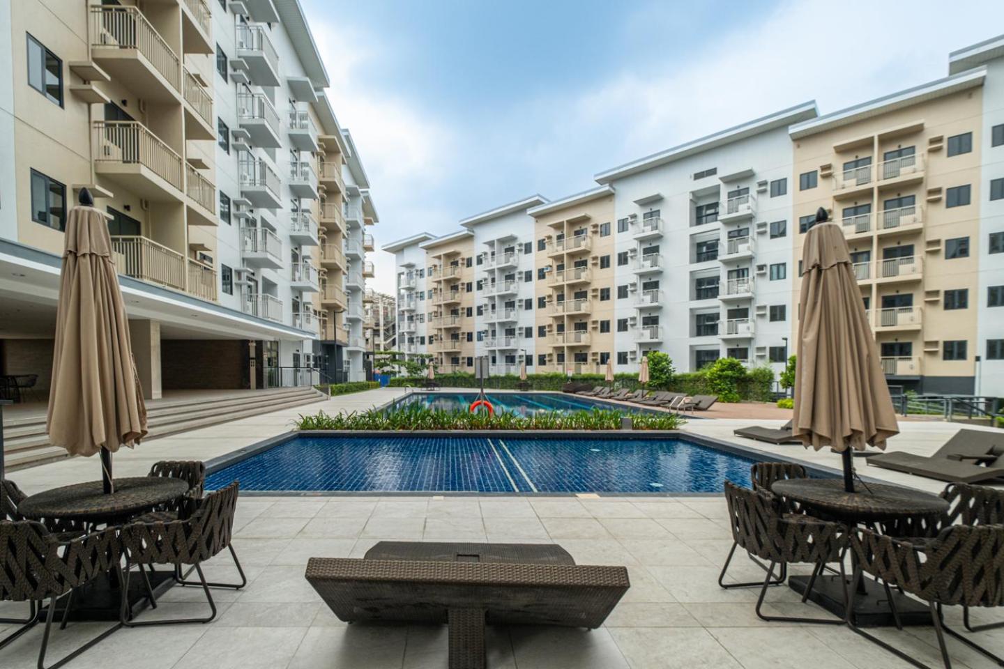Resort-style Condo in Quezon City with Free Parking, Netflix and Smartlock view 2
